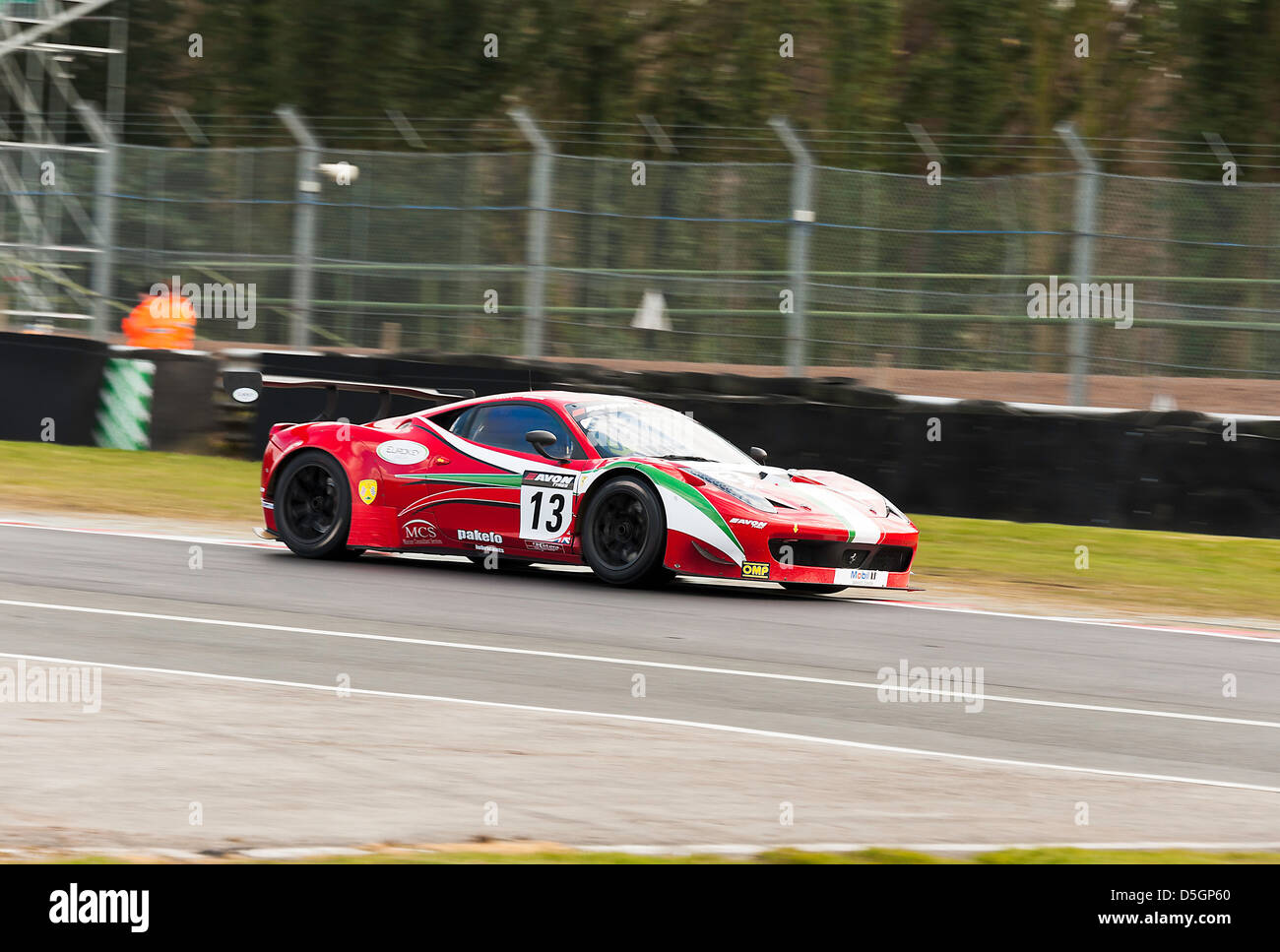 Ferrari 458 Italia GT3 Sportwagen Rennen in der britischen GT-Meisterschaft in Oulton Park Motor Racing Circuit Cheshire England Stockfoto