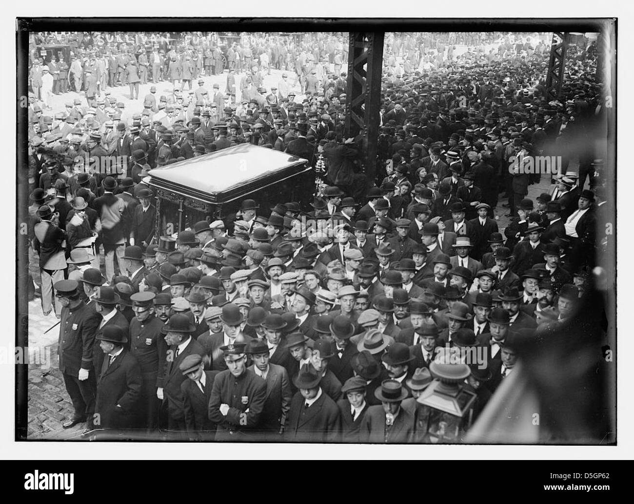 Die Beerdigung von Big Tim Sullivan, einer politischen Figur, die mit Tammany Hall in Verbindung steht, ist 1913 auf diesem Foto dargestellt. Es zeigt eine Menge Trauer und einen Leichenwagen entlang der Bowery in New York City. Stockfoto