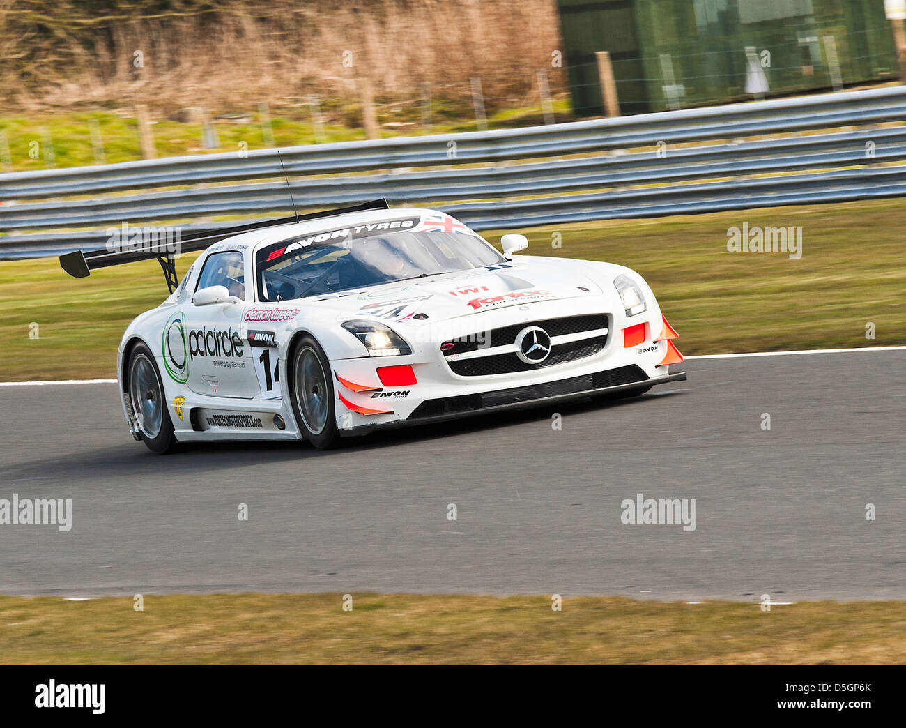 Mercedes AMG SLS GT3 Sportwagen in britischen GT-Meisterschaft in Oulton Park Motor Racing Circuit Cheshire England Großbritannien Stockfoto