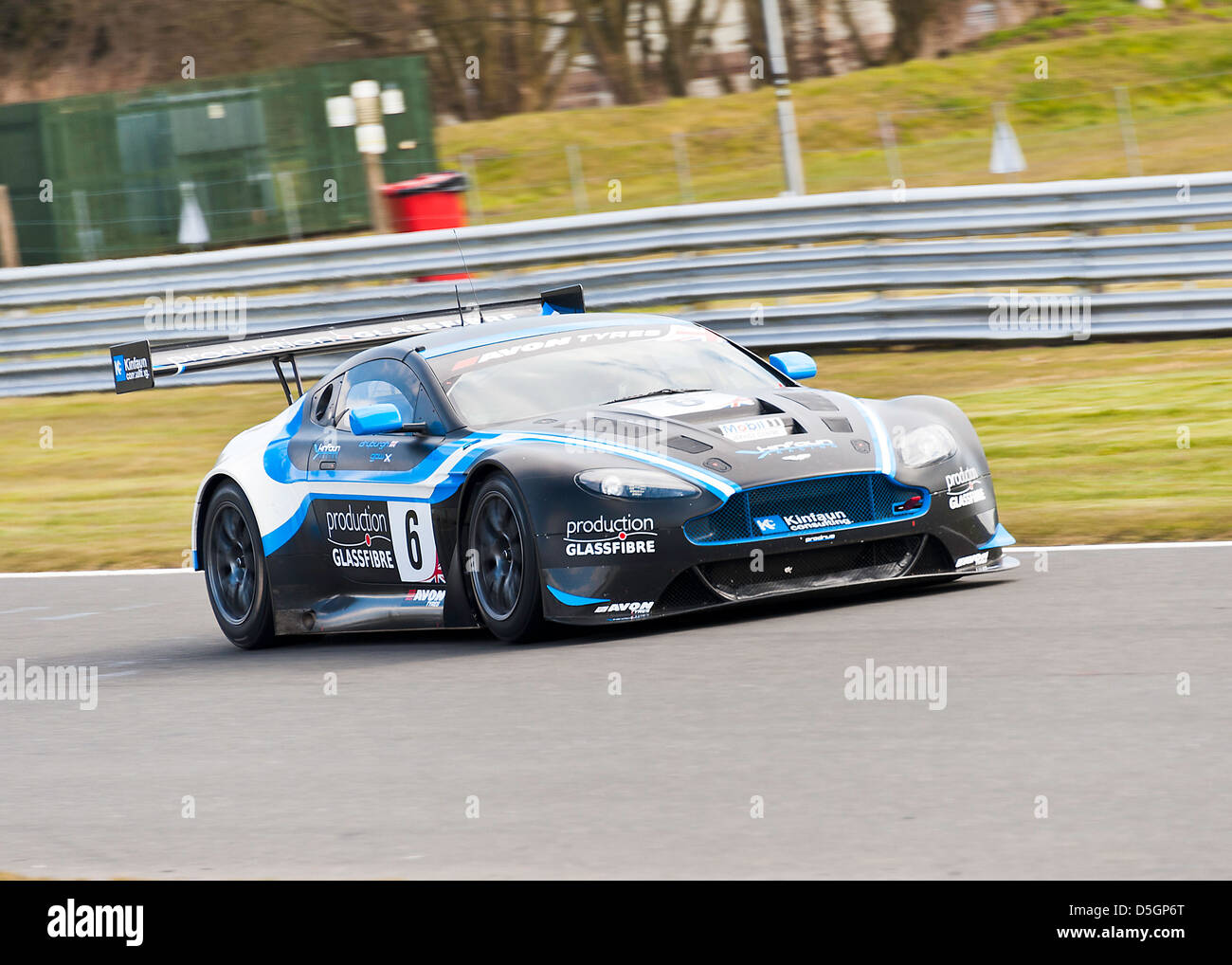 Aston Martin Vantage GT3 im britischen GT-Meisterschaft in Oulton Park Motor Racing Circuit Cheshire England Vereinigtes Königreich UK Stockfoto