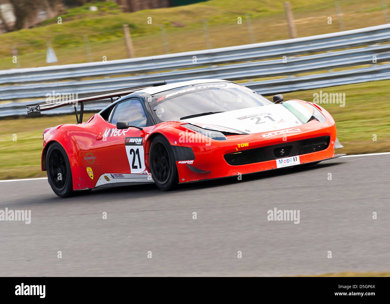 Ferrari 458 Italia GT3-Sportwagen in britischen GT-Meisterschaft in Oulton Park Motor Racing Circuit Cheshire England Großbritannien Stockfoto