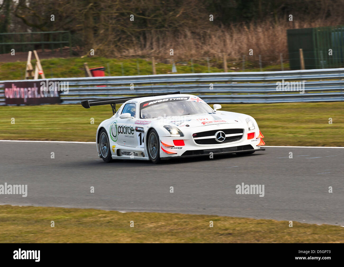 Mercedes AMG SLS GT3 Sportwagen in britischen GT-Meisterschaft in Oulton Park Motor Racing Circuit Cheshire England Großbritannien Stockfoto