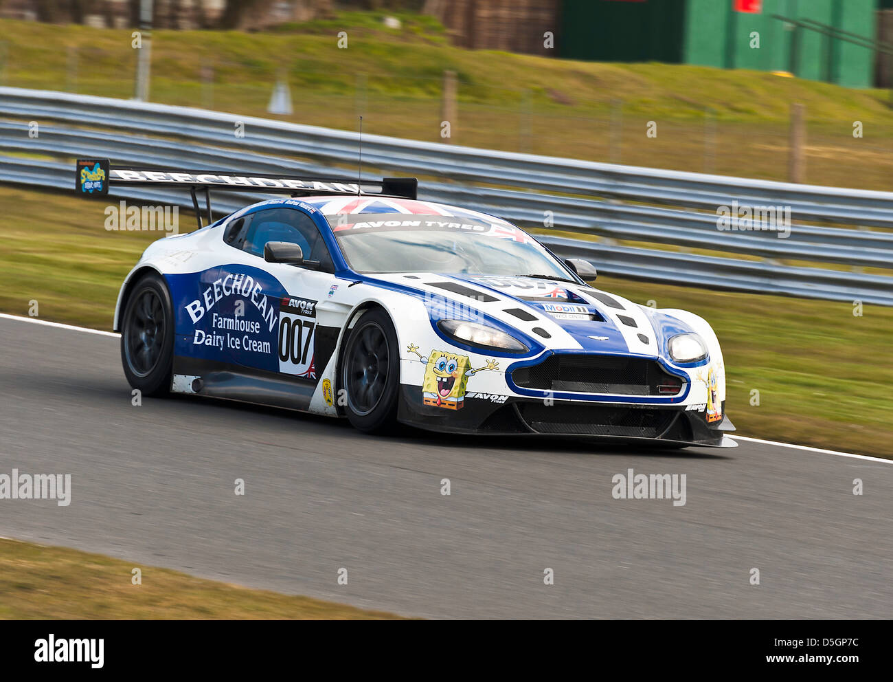 Beechdean Aston Martin Vantage GT im britischen GT-Meisterschaft in Oulton Park Motor Racing Circuit Cheshire England Großbritannien Stockfoto