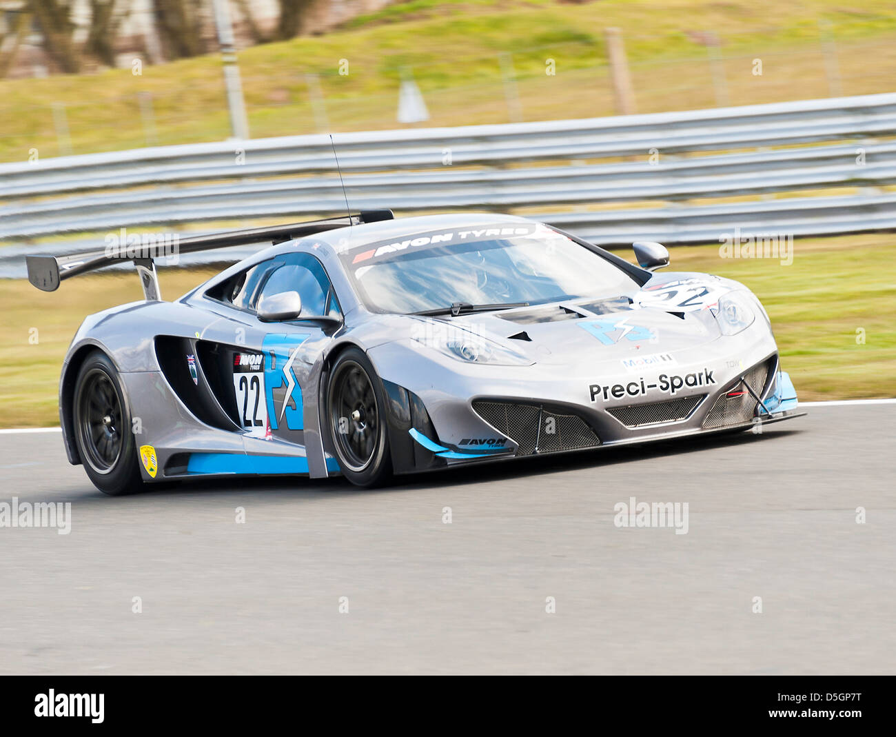 McLaren MP14 12C Sportwagen in der britischen GT-Meisterschaft in Oulton Park Motor Racing Circuit Cheshire England Großbritannien Stockfoto