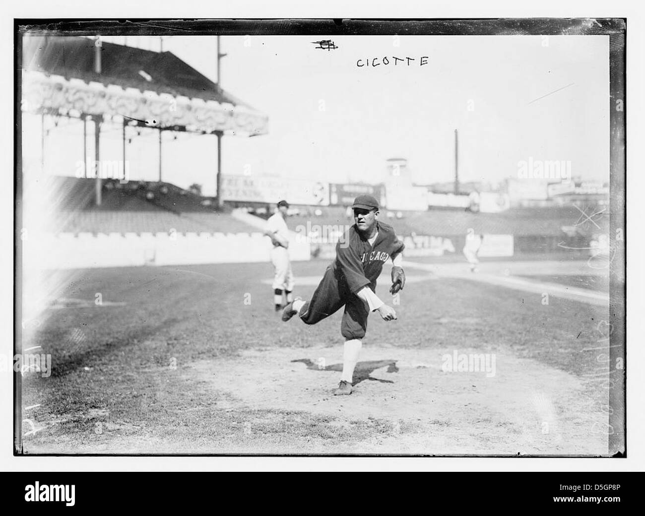 Eddie Cicotte, ein Pitcher für die Chicago White Sox, wird während der American League Baseball Saison auf dem Polo Grounds in New York gesehen. Diese Zeit war geprägt von dem berüchtigten Black Sox Skandal von 1919. Stockfoto