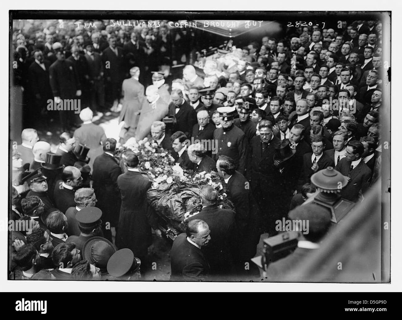 Dieses Bild zeigt die Trauerprozession von Tim Sullivan, einer politischen Figur, die mit Tammany Hall und Maschinenpolitik in New York City in Verbindung gebracht wurde, am 15. September 1913. Die Szene spielt im 207 Bowery and the Comanche Club. Stockfoto