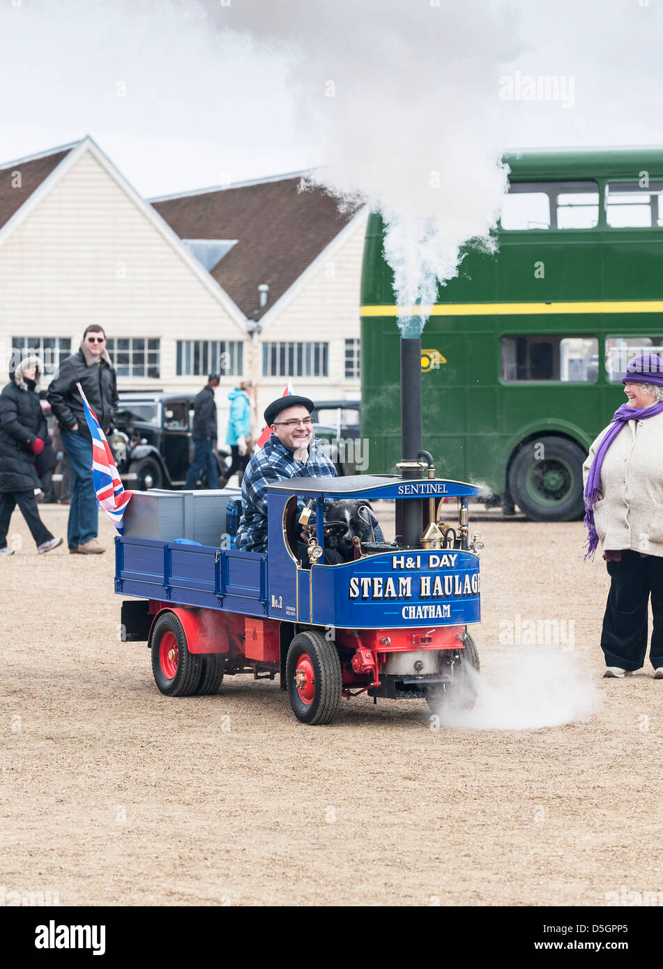 Ein Miniatur Dampf angetriebene Fahrzeug zu den Chatham Historic Dockyard. Stockfoto