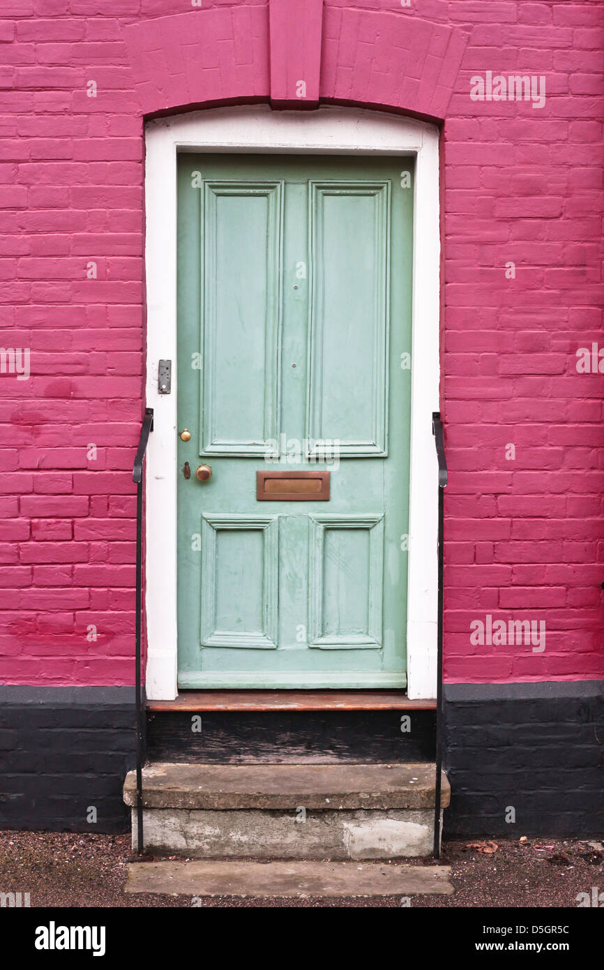 Grüne hölzerne Eingangstür eines englischen Hauses Stockfoto