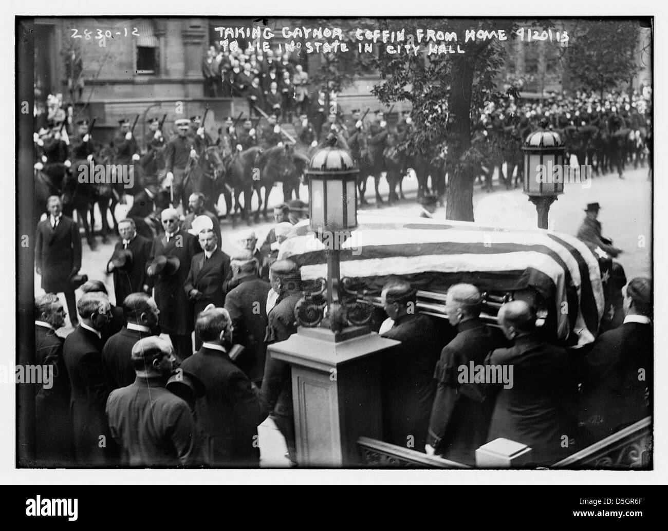 Einnahme von Gaynor Sarg von zu Hause zu Lügen im Zustand in City Hall (LOC) Stockfoto