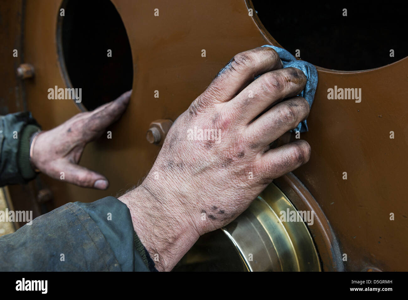 Hände in Öl und Fett bedeckt. Stockfoto