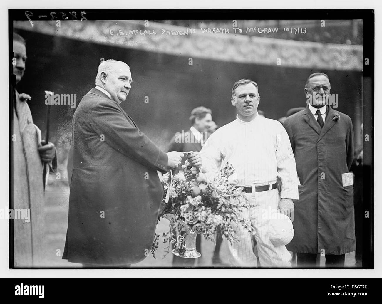 [Edward McCall präsentiert einen silbernen Korb mit Blumen an New York Giants Manager John McGraw auf Polo Grounds, NY (Baseball)] (LOC) Stockfoto