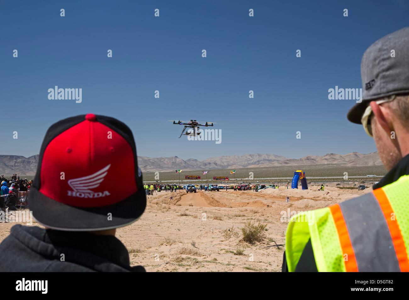 Jean, Nevada - Fotografen Verwendung eines unbemannten zu fotografieren Mint 400, ein Off-Road-Rennen in der Mojave-Wüste. Stockfoto