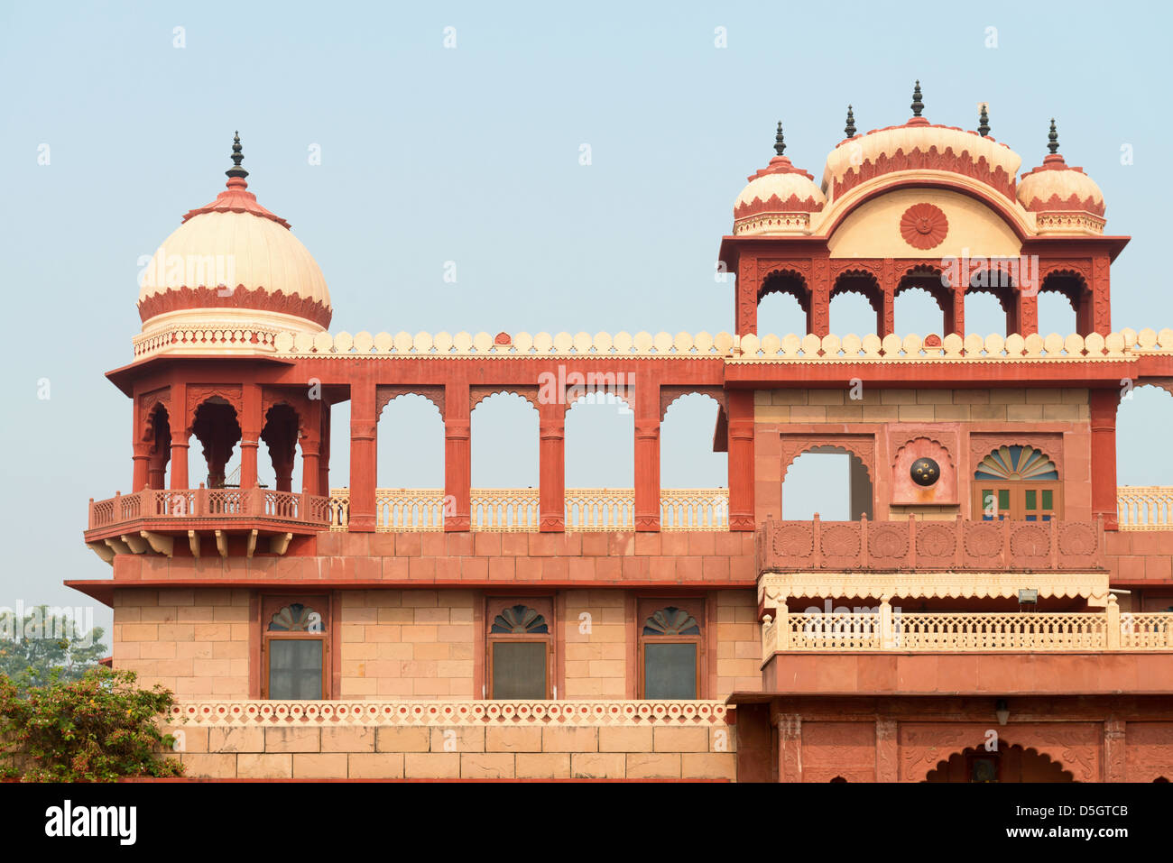 Außenseite des Gebäudes weit verbreitete indische klassisch mit Bögen, Türmen und Balkon Stockfoto