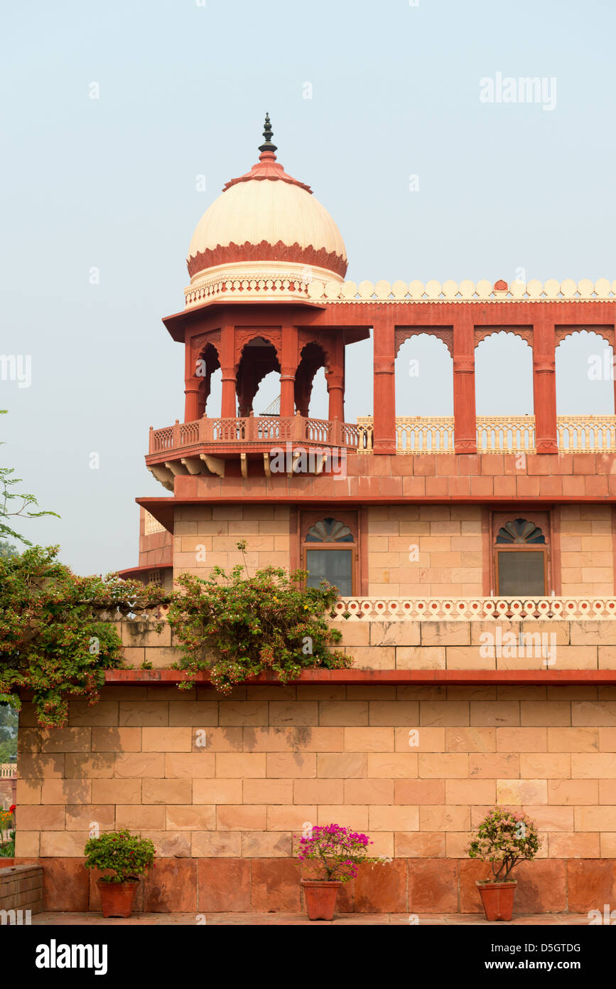 Außenseite des Gebäudes weit verbreitete indische klassisch mit Bögen, Türmen und Balkon Stockfoto