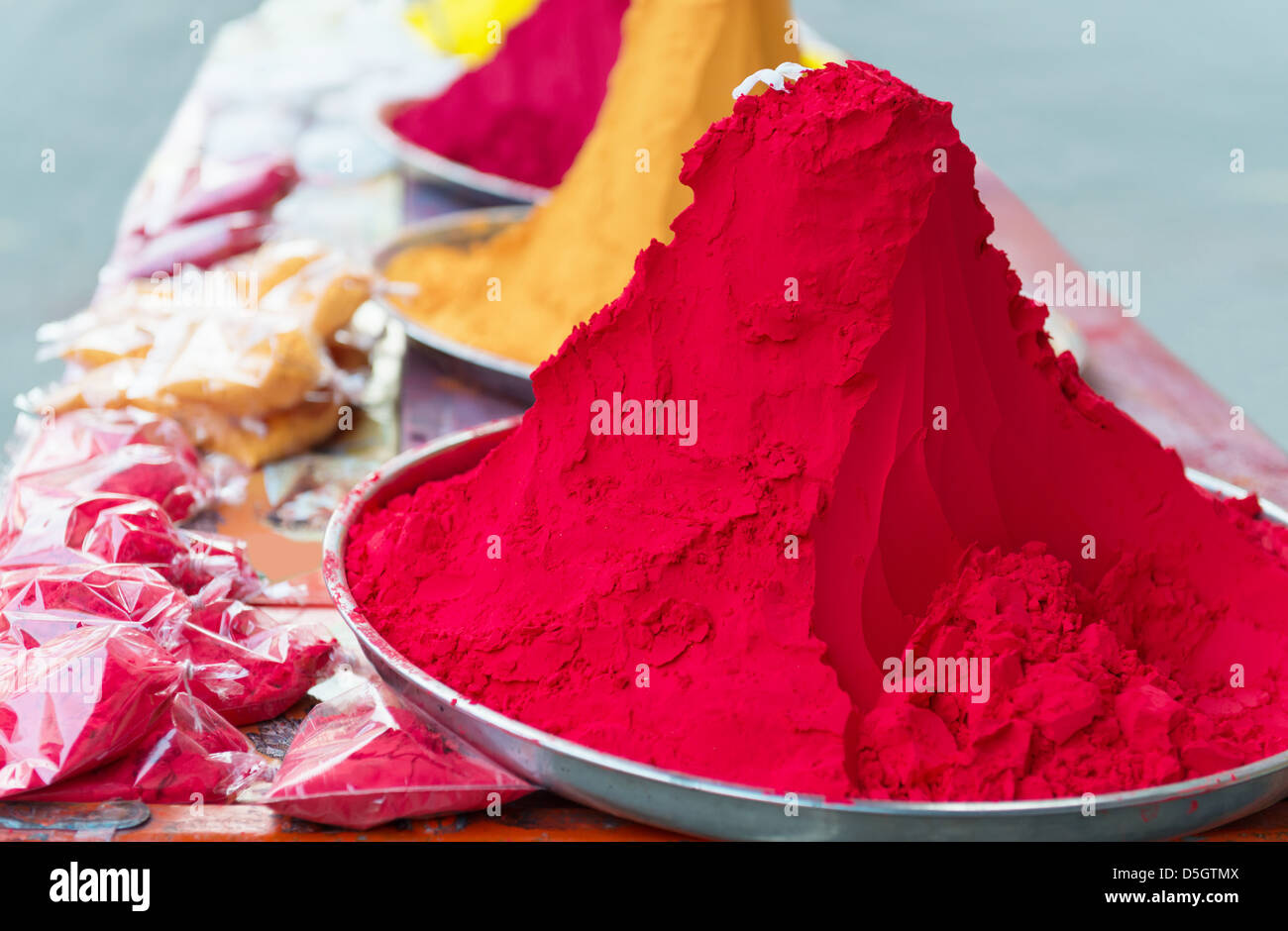 Pfähle und Berge von indischen bunt färben, Pulver für Heilige Festival und religiöse Zwecke am offenen Markt. Stockfoto