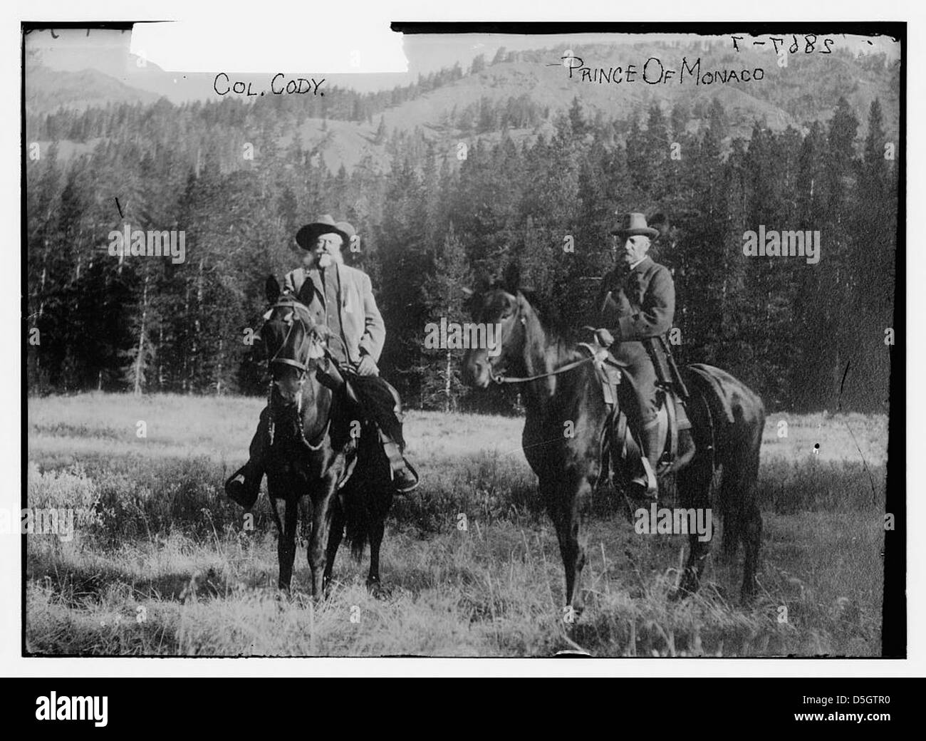 Colonel William F. Cody, auch bekannt als Buffalo Bill, wird zusammen mit Prinz Albert I. von Monaco während einer Jagdreise im Oktober 1913 im Shoshone Forest in Wyoming fotografiert. Das Bild zeigt diese beiden prominenten Figuren der Zeit. Stockfoto