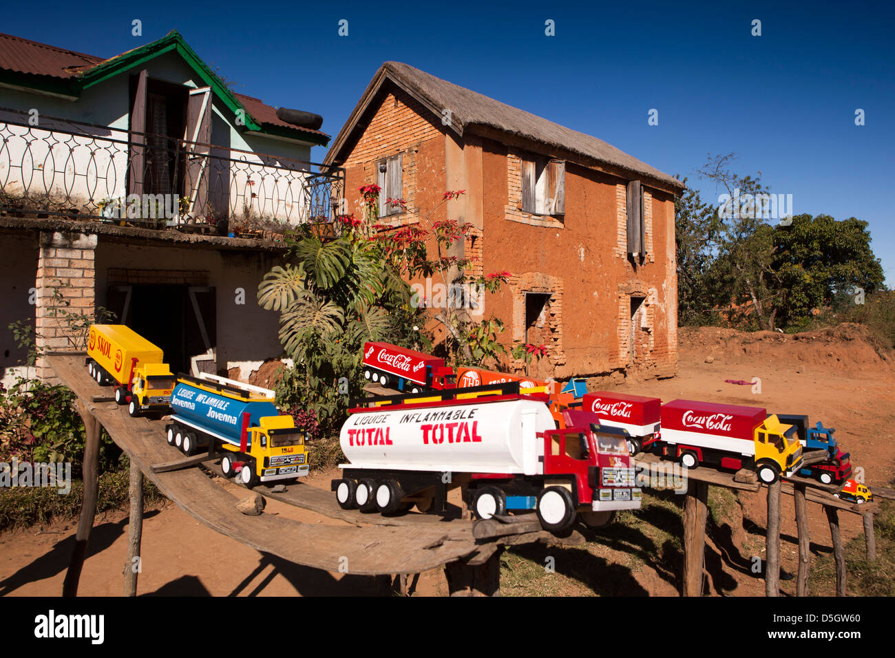 Madagaskar, Ambatolampy, Spielzeug LKW aus Blechdosen für Verkauf am Straßenrand gemacht Stockfoto