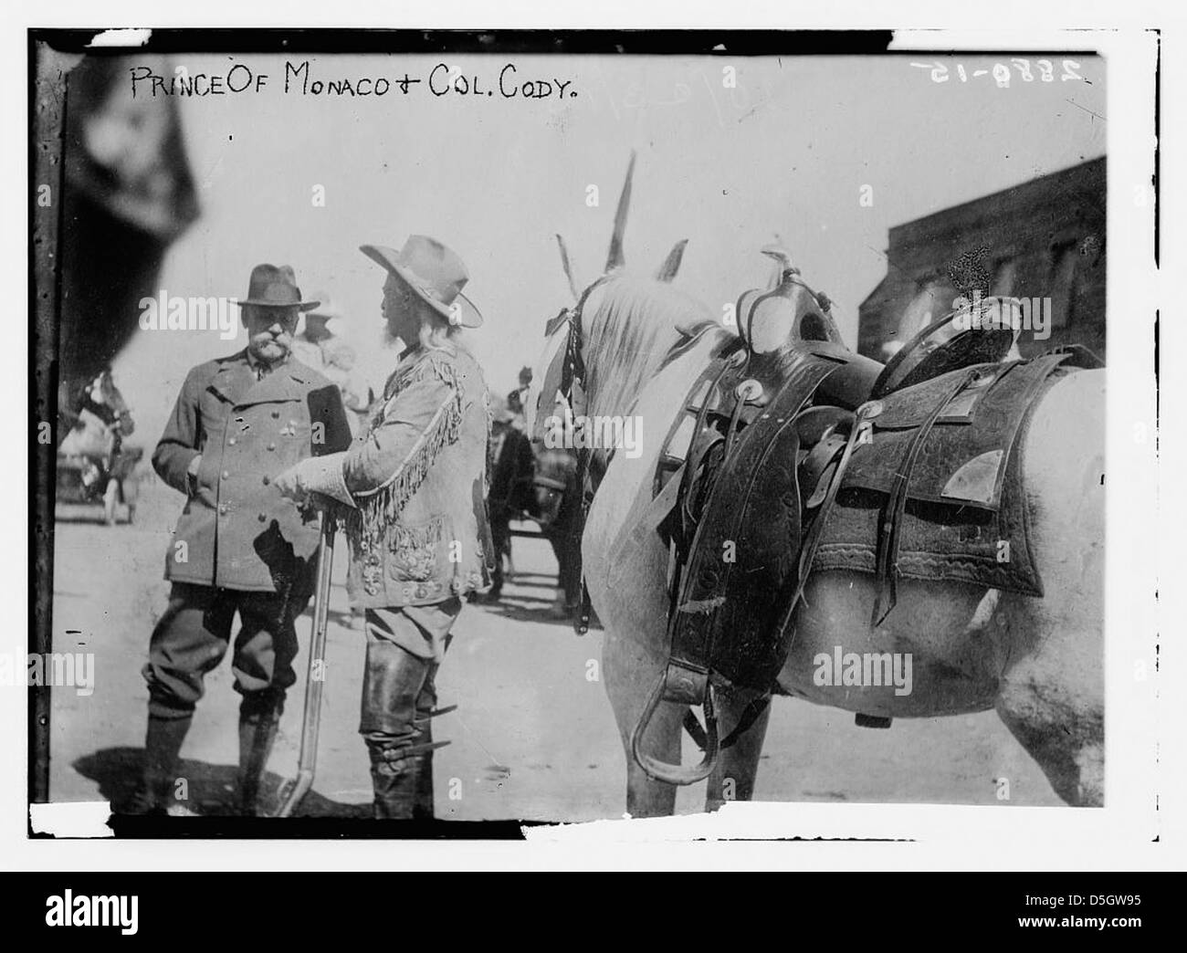 Dieses historische Foto zeigt Prinz Albert I. von Monaco und Colonel William Cody (Buffalo Bill), zwei prominente Persönlichkeiten des frühen 20. Jahrhunderts, die zusammen bei einer Veranstaltung oder Versammlung festgehalten wurden. Stockfoto