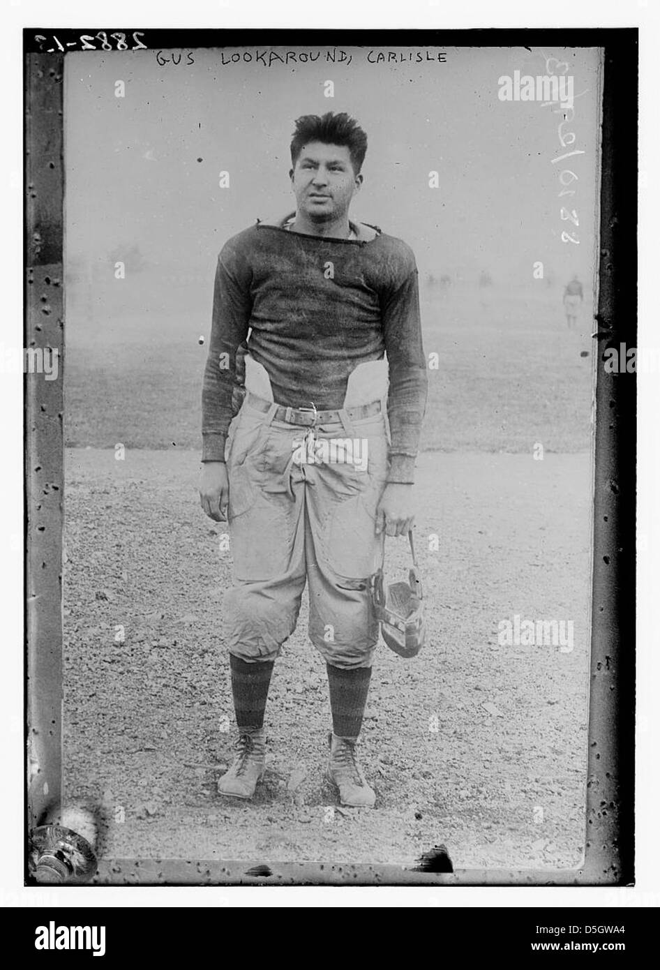Gus Lookaround, ein indianischer Fußballspieler von der Carlisle Indian School, wurde während eines Fußballspiels in Pennsylvania gefangen genommen. Stockfoto