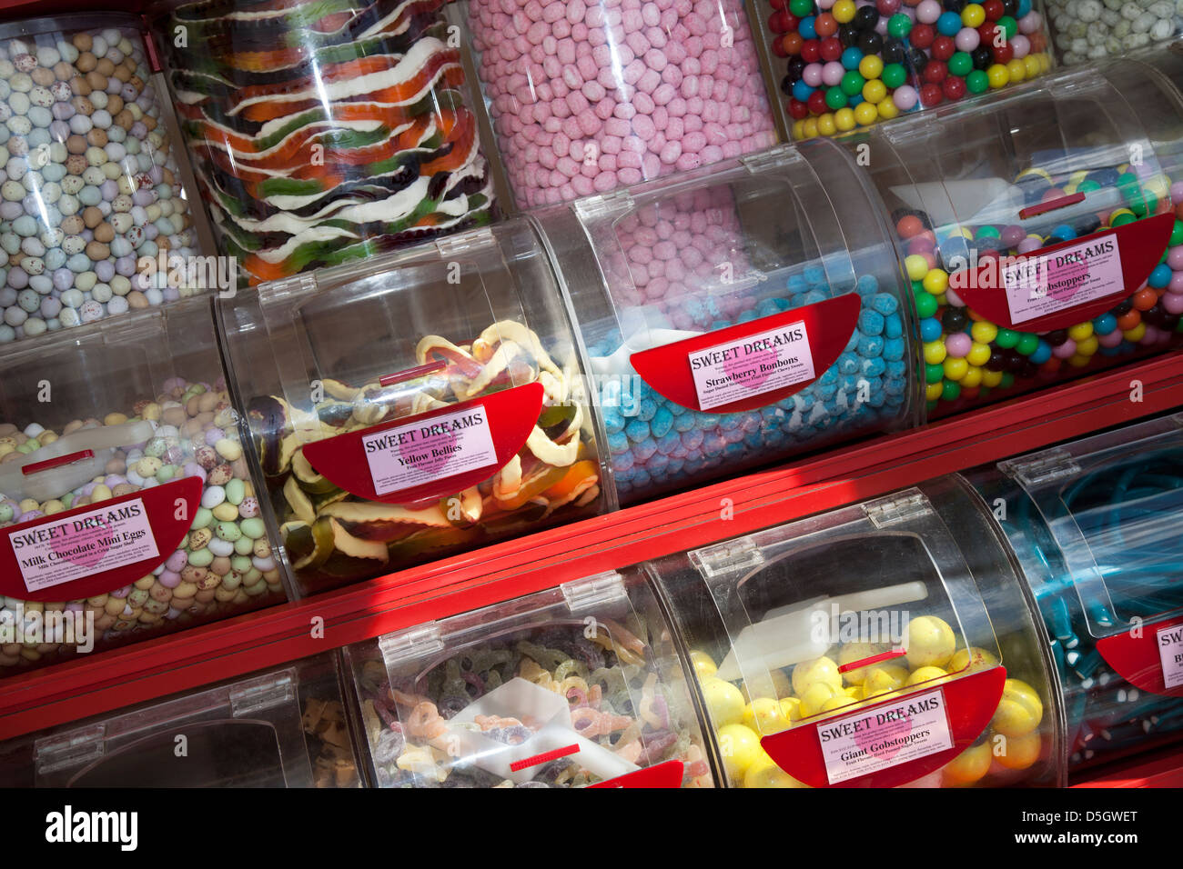Kaufen Sie eine Thekenausstellung mit Gläsern und Tabletts mit Süßwaren aus Pick & Mix Sweets Dreams. Stockfoto