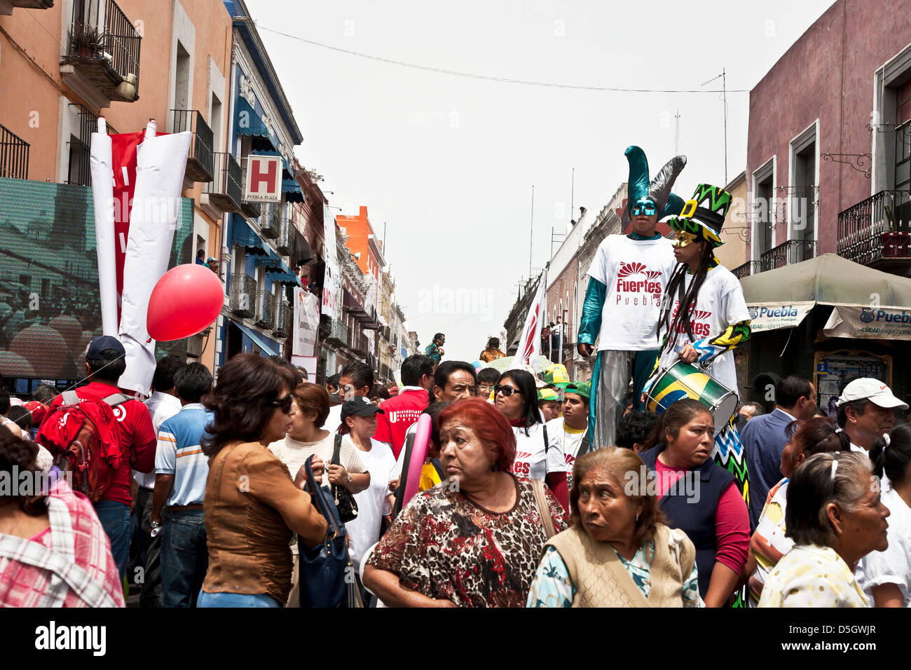 Puebla, Mexiko. 2. April 2013. Am 2. April 2013 registriert Enrique Aguera als PRI Einheit Kandidat für das Bürgermeisteramt in Puebla, Mexiko & Anhänger mit großen Parade gefeiert. Bildnachweis: Dorothy Alexander / Alamy Live News Stockfoto