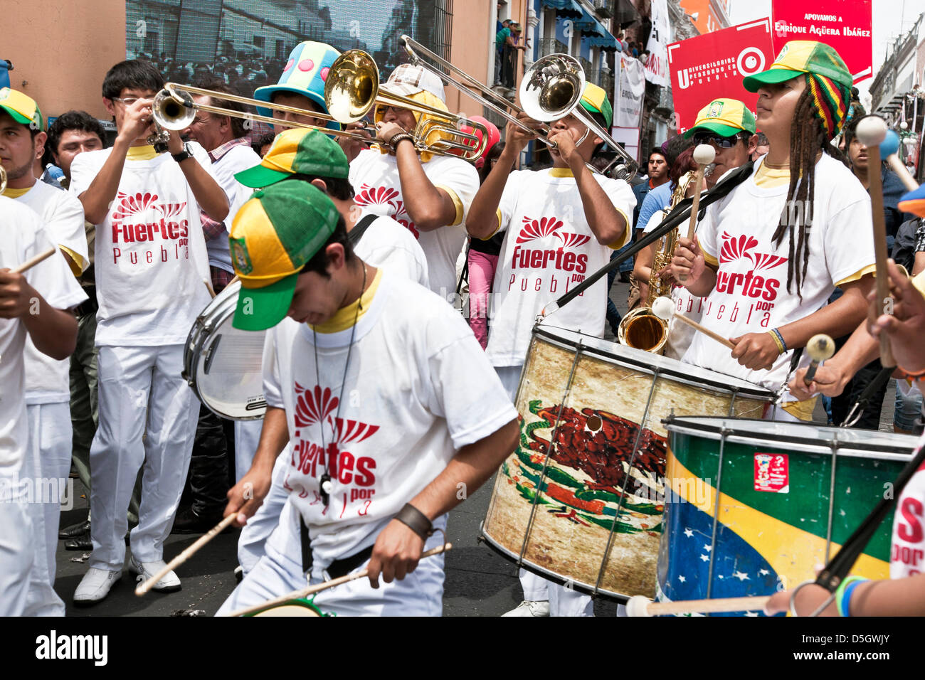 Puebla, Mexiko. 2. April 2013. Am 2. April 2013 registriert Enrique Aguera als PRI Einheit Kandidat für das Bürgermeisteramt in Puebla, Mexiko & Anhänger mit großen Parade gefeiert. Bildnachweis: Dorothy Alexander / Alamy Live News Stockfoto