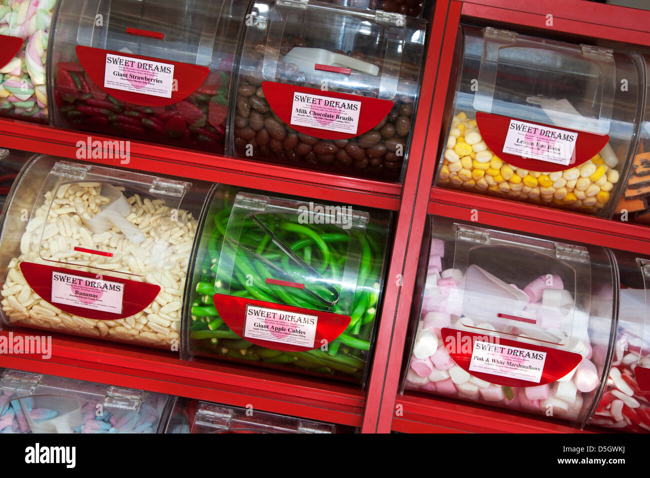 Thekendisplay mit Gläser und Schalen mit Pick & Mix Süßigkeiten-Shop Stockfoto