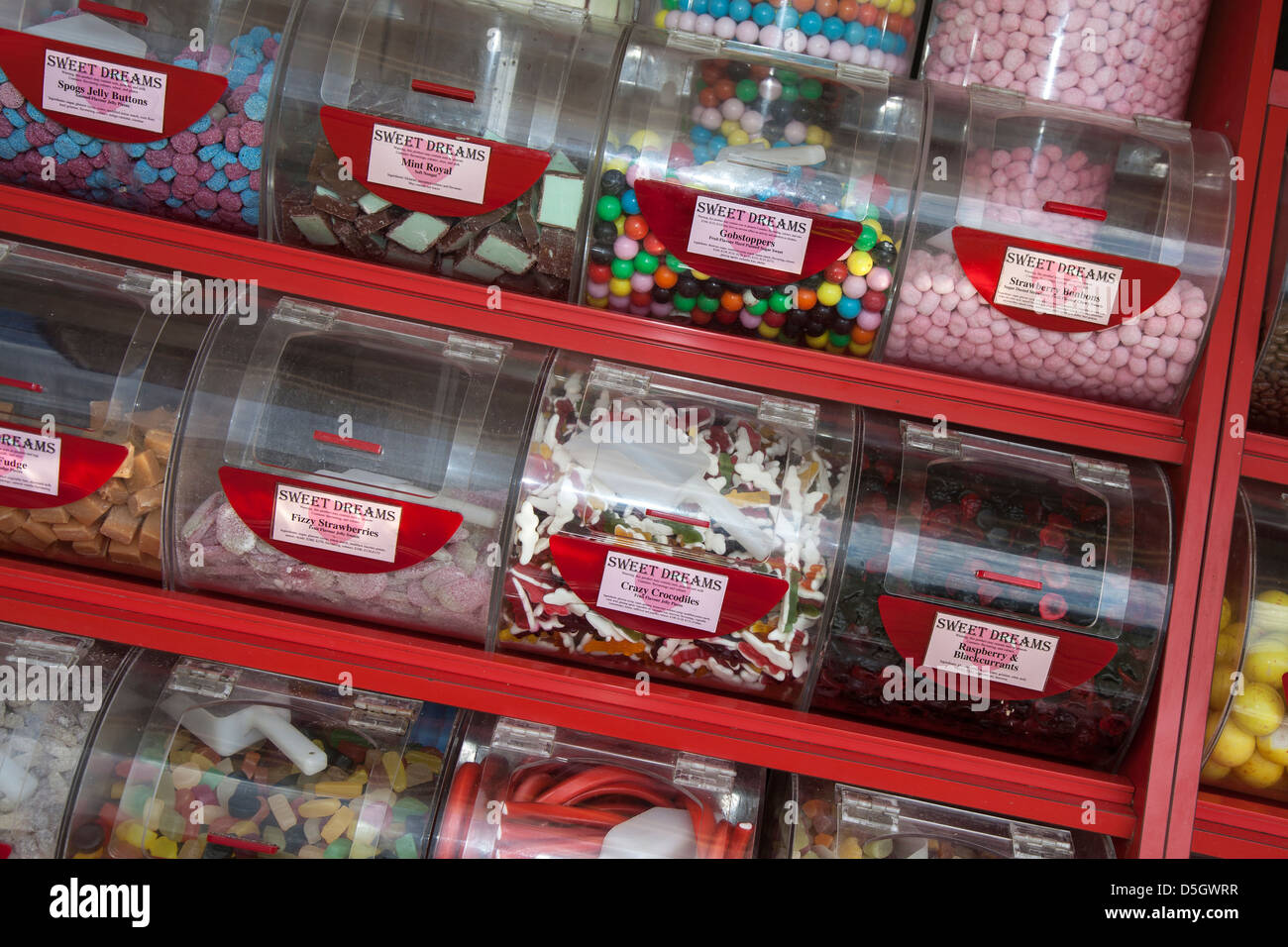 "Sweet Dreams" Shop Counter Display, Container, süß, Lebensmittel, Shop, Candy Store, Dessert, Zucker Lebensmittel Krüge und Schalen von Pick & Mix Bonbons, Southport, Großbritannien Stockfoto