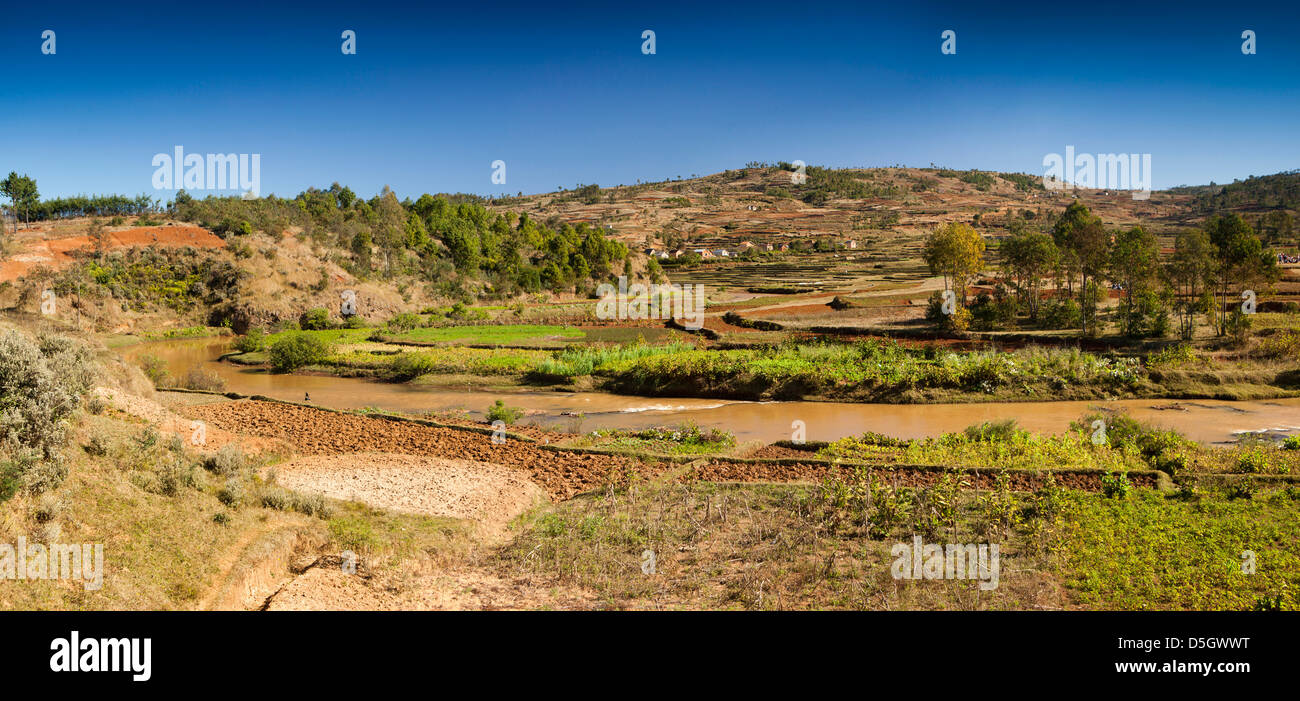 Madagaskar, Ambatolampy, Fluss fließt durch Reihenhaus Agrarlandschaft, Panorama Stockfoto