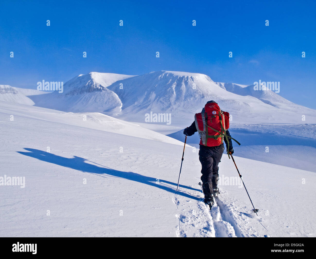 Single Skifahrer Skitouren im nördlichen Norwegen Troms Grenze Trail, in der Nähe von Tromsø Stockfoto