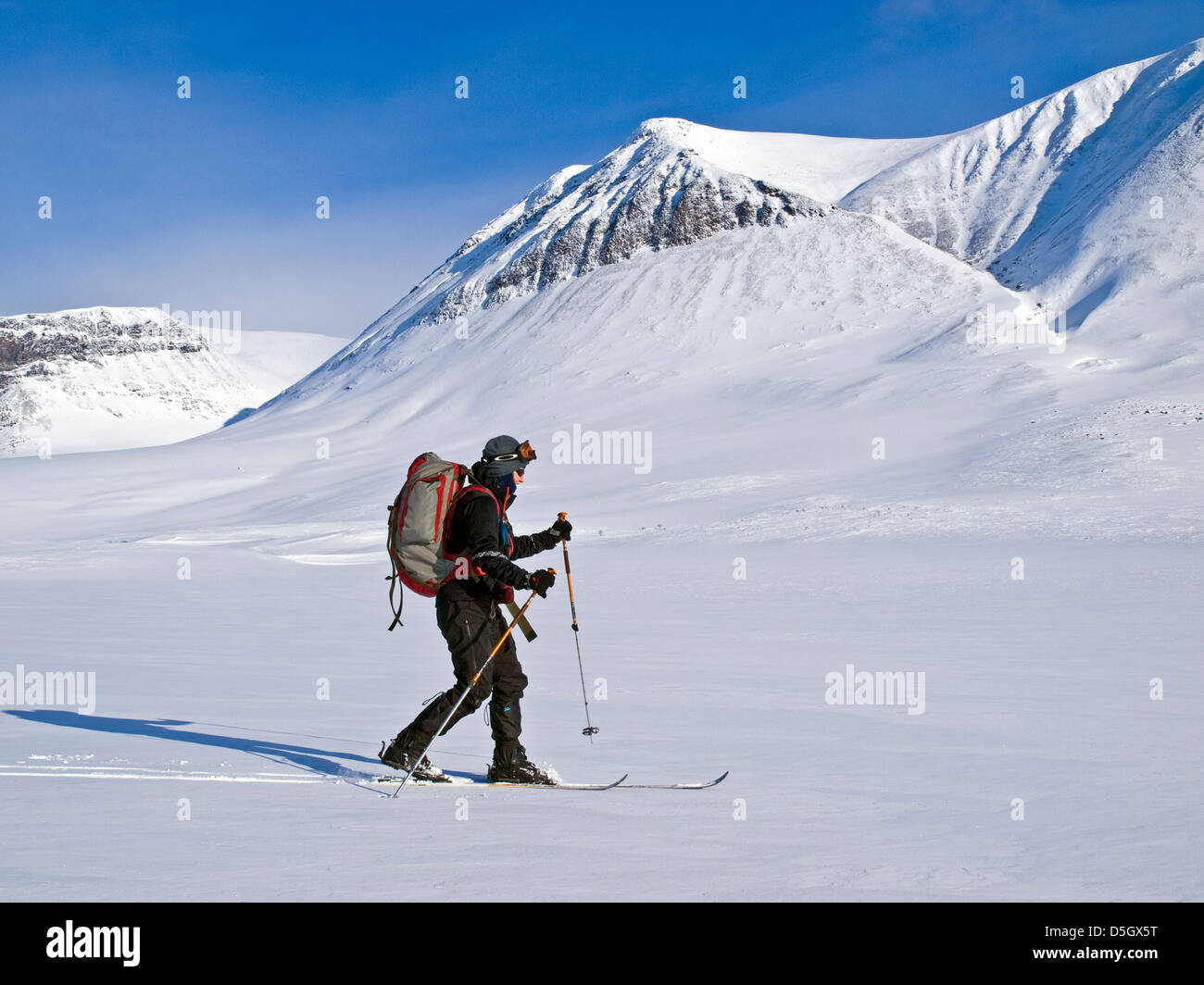 Single Skifahrer Skitouren im nördlichen Norwegen Troms Grenze Trail, in der Nähe von Tromsø Stockfoto