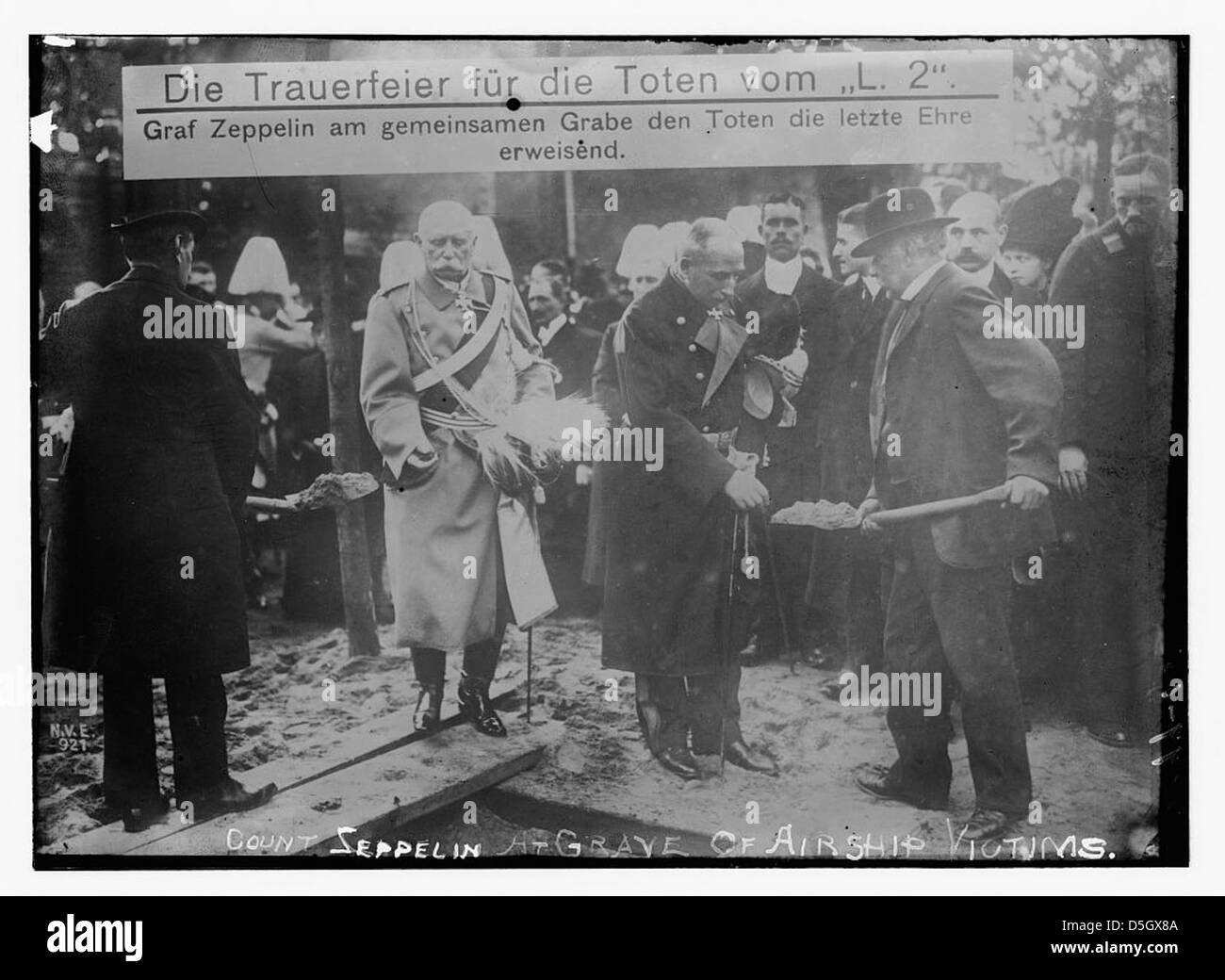 Graf Ferdinand von Zeppelin steht am Grab der Opfer von Luftschiffen, wahrscheinlich derer, die bei einem Zeppelinabsturz ums Leben kamen. Das Foto spiegelt den feierlichen Moment und seine Verbindung mit der Luftschiffgeschichte in Deutschland wider. Stockfoto