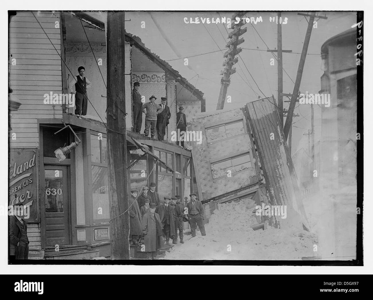 Der Sturm, der Cleveland am 13. November 1913 traf, verursachte erhebliche Schäden, insbesondere an der 630 Collamer Avenue. Zu den Folgen zählten die Zerstörung durch einen Schneesturm, Windstöße mit Hurrikanen und die Zerstörung um den Eriesee. Stockfoto
