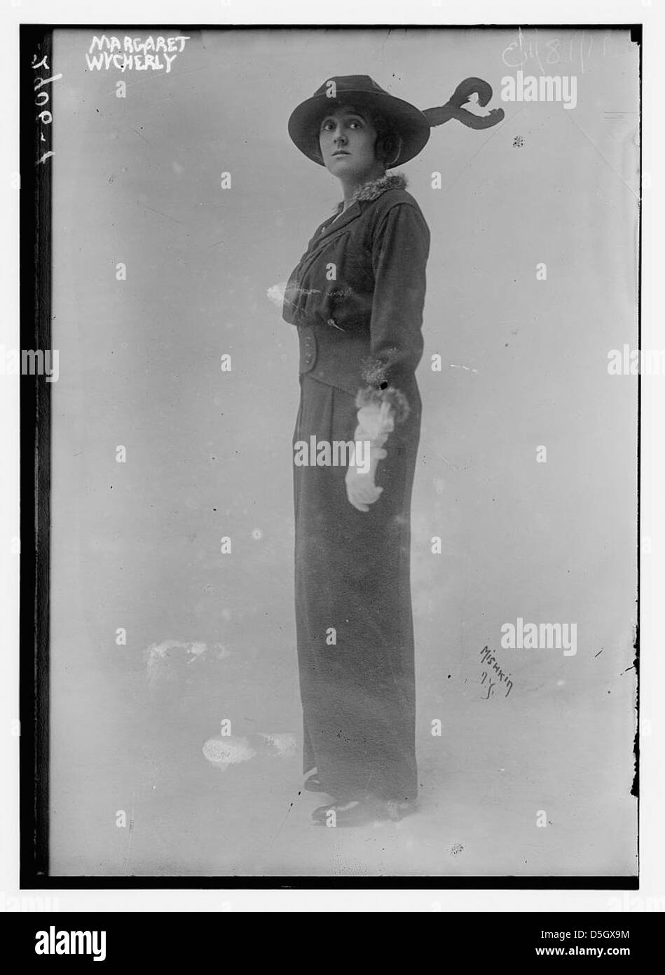Dieses Porträt der Schauspielerin Margaret Wycherly, aufgenommen in den Herman Mishkin Studios in New York City, zeigt ihre Eleganz und Poesie als Bühnen- und Filmdarstellerin. Stockfoto
