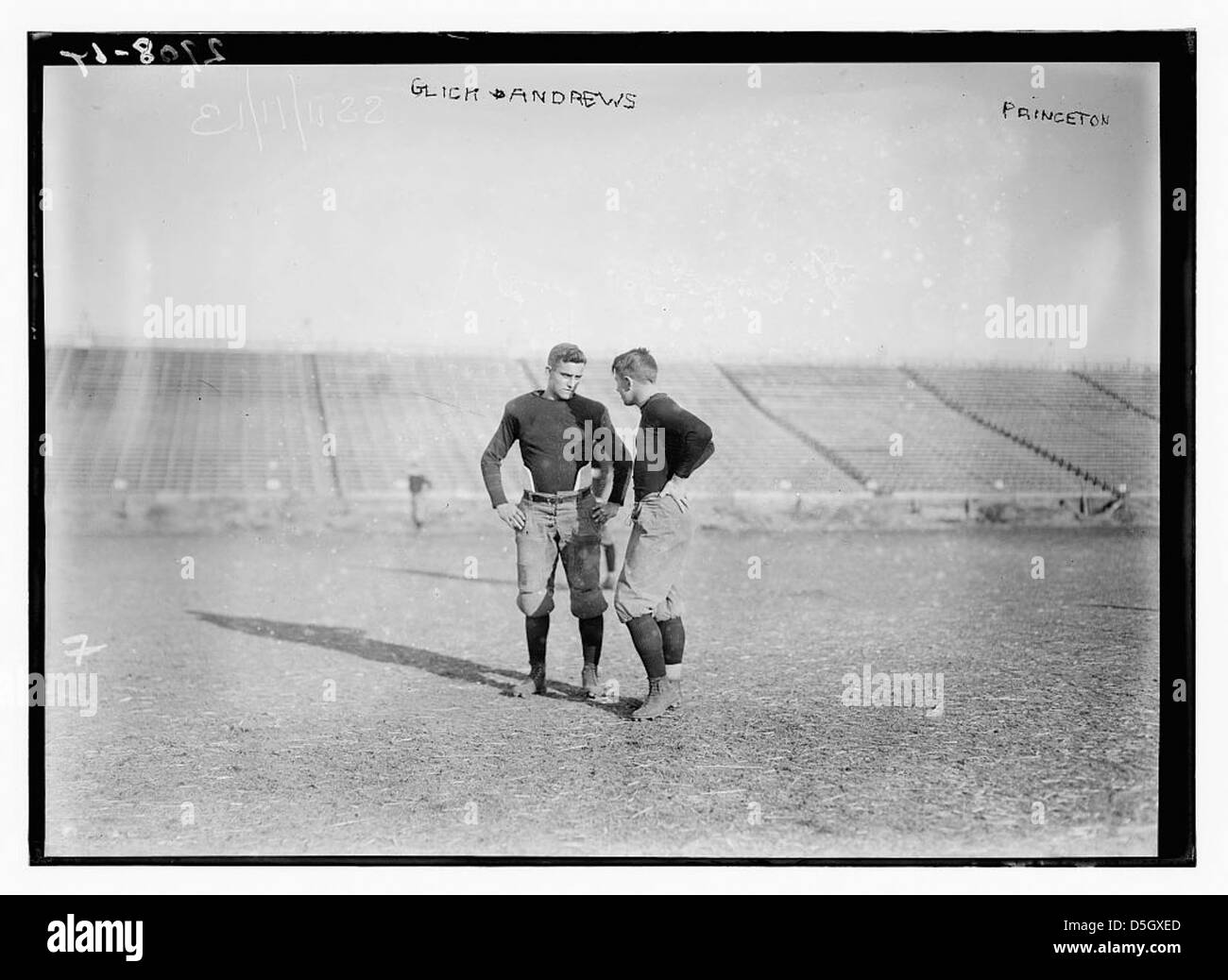 Dieses Foto von der Princeton University zeigt Frank Glick, einen ehemaligen College-Football-Spieler, in Aktion während eines Spiels. Das Bild zeigt die Sportlichkeit und den Wettkampfcharakter des College-Fußballs zu Beginn des 20. Jahrhunderts. Stockfoto