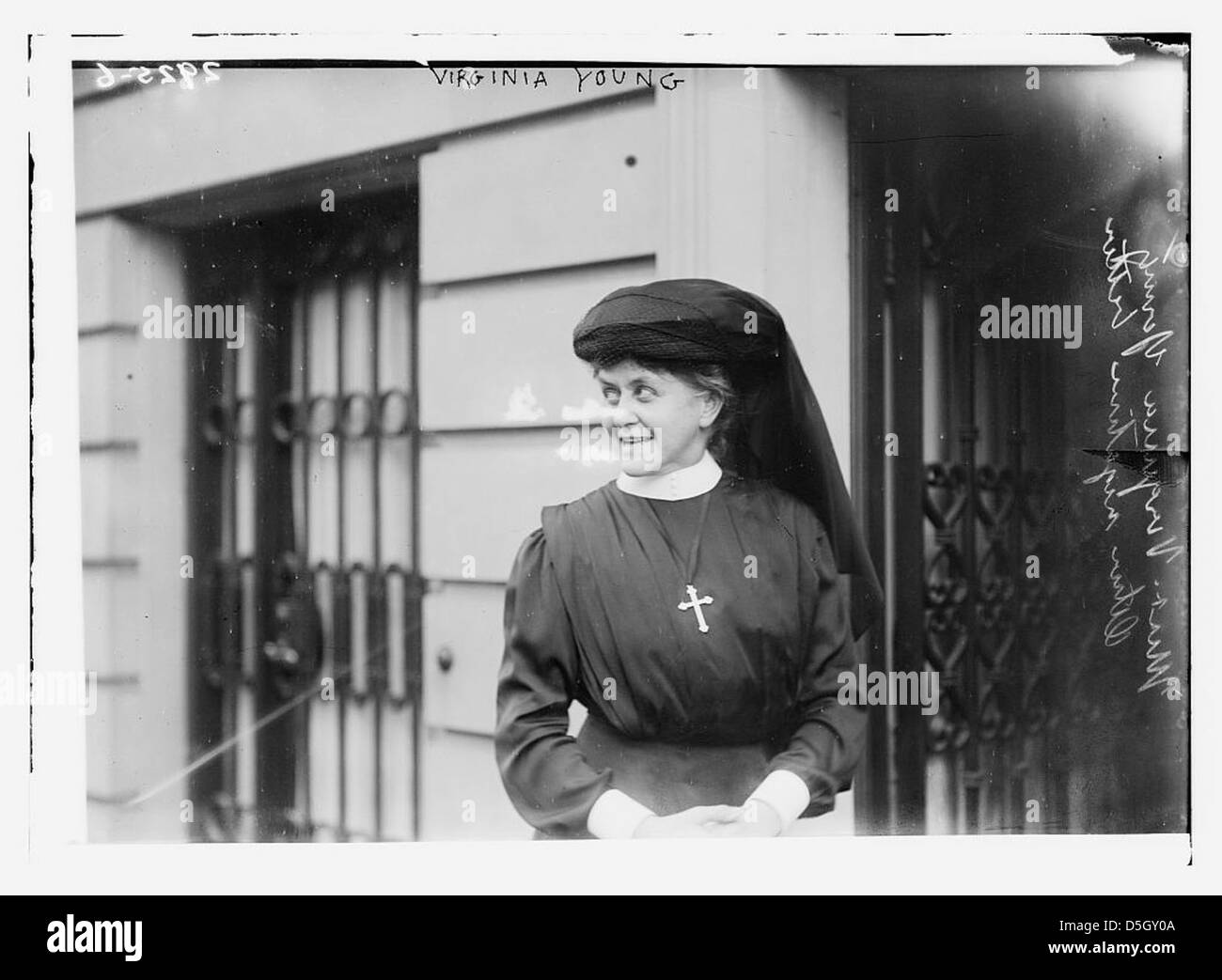 Virginia Young, eine Missionarin, wird auf einem Foto festgehalten, möglicherweise während ihrer religiösen Arbeit. Sie wird in einer Gewohnheit gezeigt, die ihre Rolle als Frau des Glaubens und der Hingabe verkörpert. Stockfoto