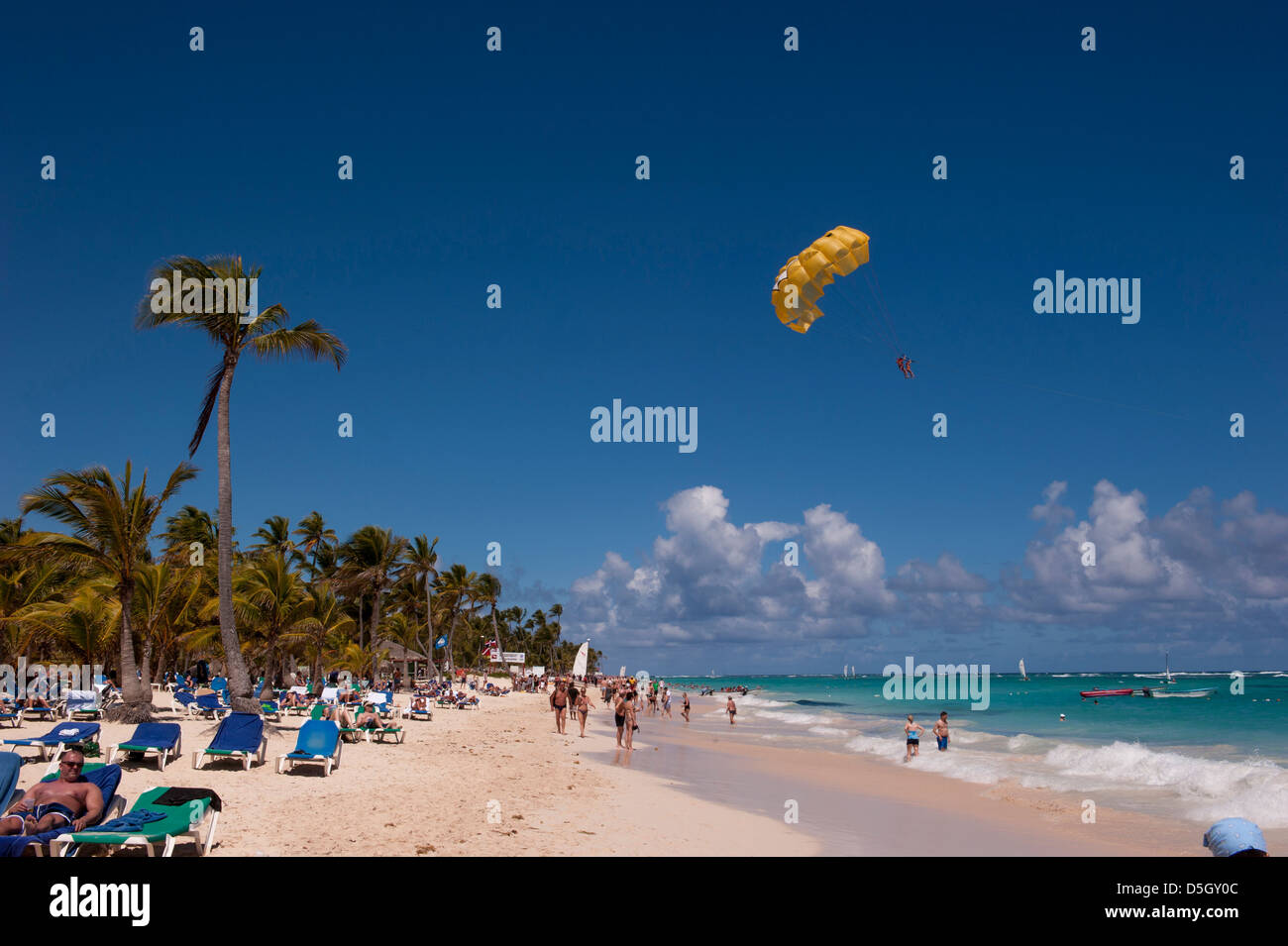 Dominikanische Republik, Punta Cana, Bavaro, Higuey Bavaro Beach, parasailing Stockfoto