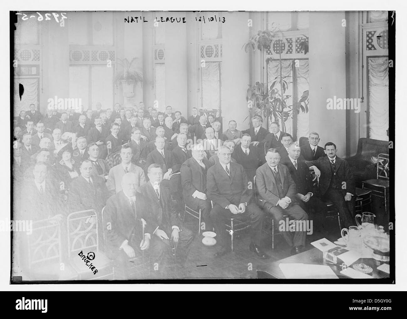 Ein Foto vom 10. Dezember 1913, das Führungskräfte der National League bei einem Treffen zeigt, bei dem mehrere Personen Zigarren rauchen. Das Foto bietet einen Einblick in die Führung und Kultur des Baseballs des frühen 20. Jahrhunderts. Stockfoto