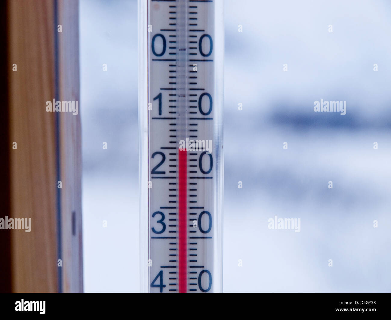 Thermometer zeigt-15 außerhalb einer norwegischen Berghütte Stockfoto