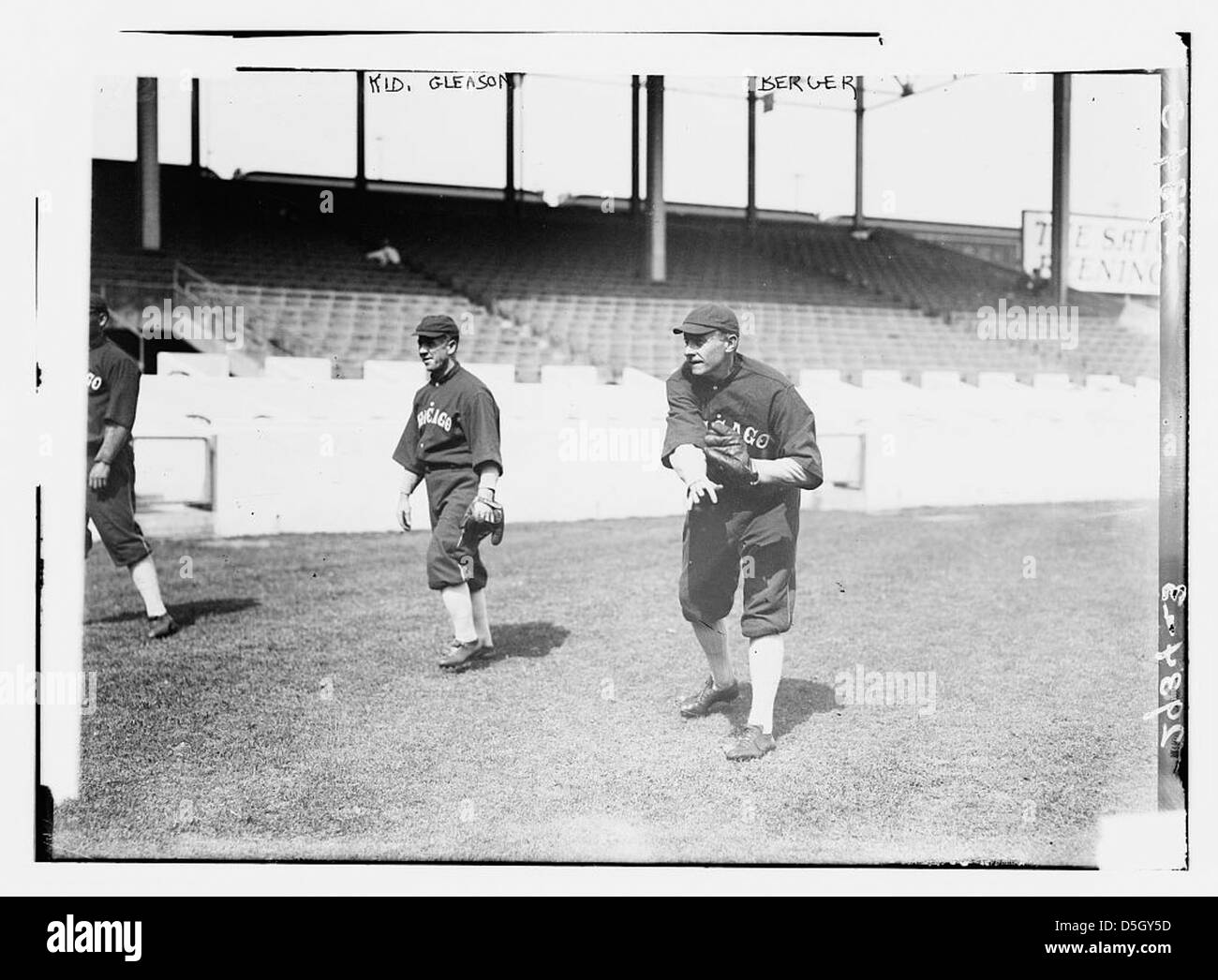 Dieses Foto zeigt Kid Gleason und Joe Berger von den Chicago White Sox, aufgenommen im frühen 20. Jahrhundert. Es spiegelt die Kultur des Baseballs während der Dead-Ball-Ära und den berüchtigten Black Sox-Skandal wider. Stockfoto