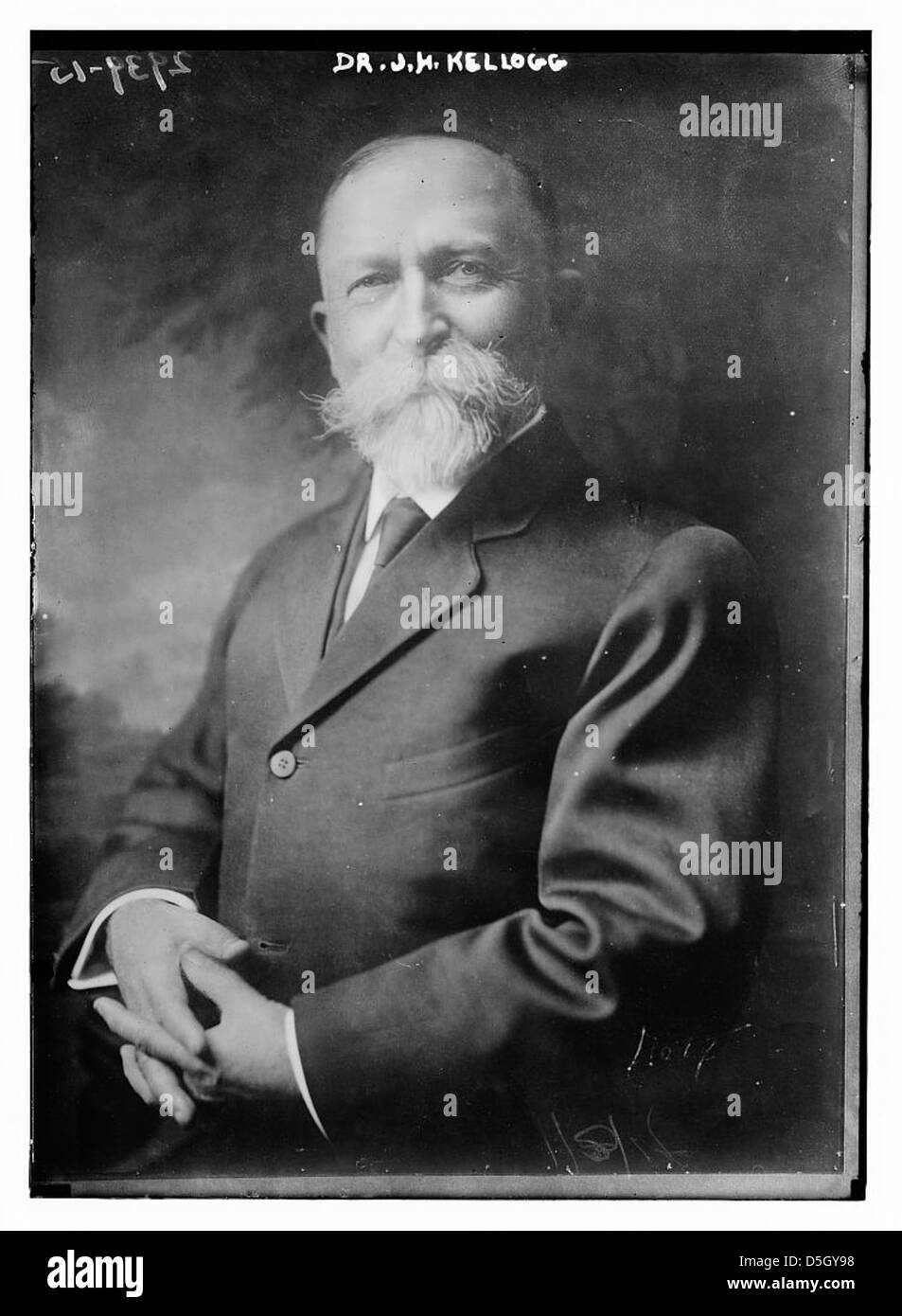 Ein Porträt von Dr. J.H. Kellogg, dem berühmten Arzt und Ernährungswissenschaftler aus Michigan, bekannt für seine Arbeit in den Bereichen Gesundheit und Wellness. Das Bild hebt seinen unverwechselbaren Bart und seine herausragende Rolle in der frühen Gesundheitsversorgung hervor. Stockfoto