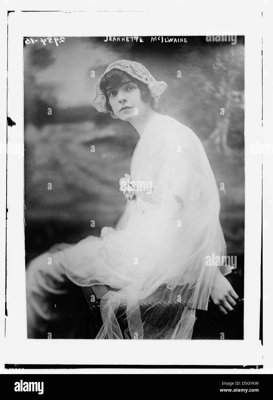 Dieses Porträt zeigt Jeannette McIlwaine, eine Frau mit weißem Kleid und Spitzenkappe. Das Bild ist eine historische Darstellung der Mode- und Porträtfotografie des frühen 20. Jahrhunderts. Stockfoto