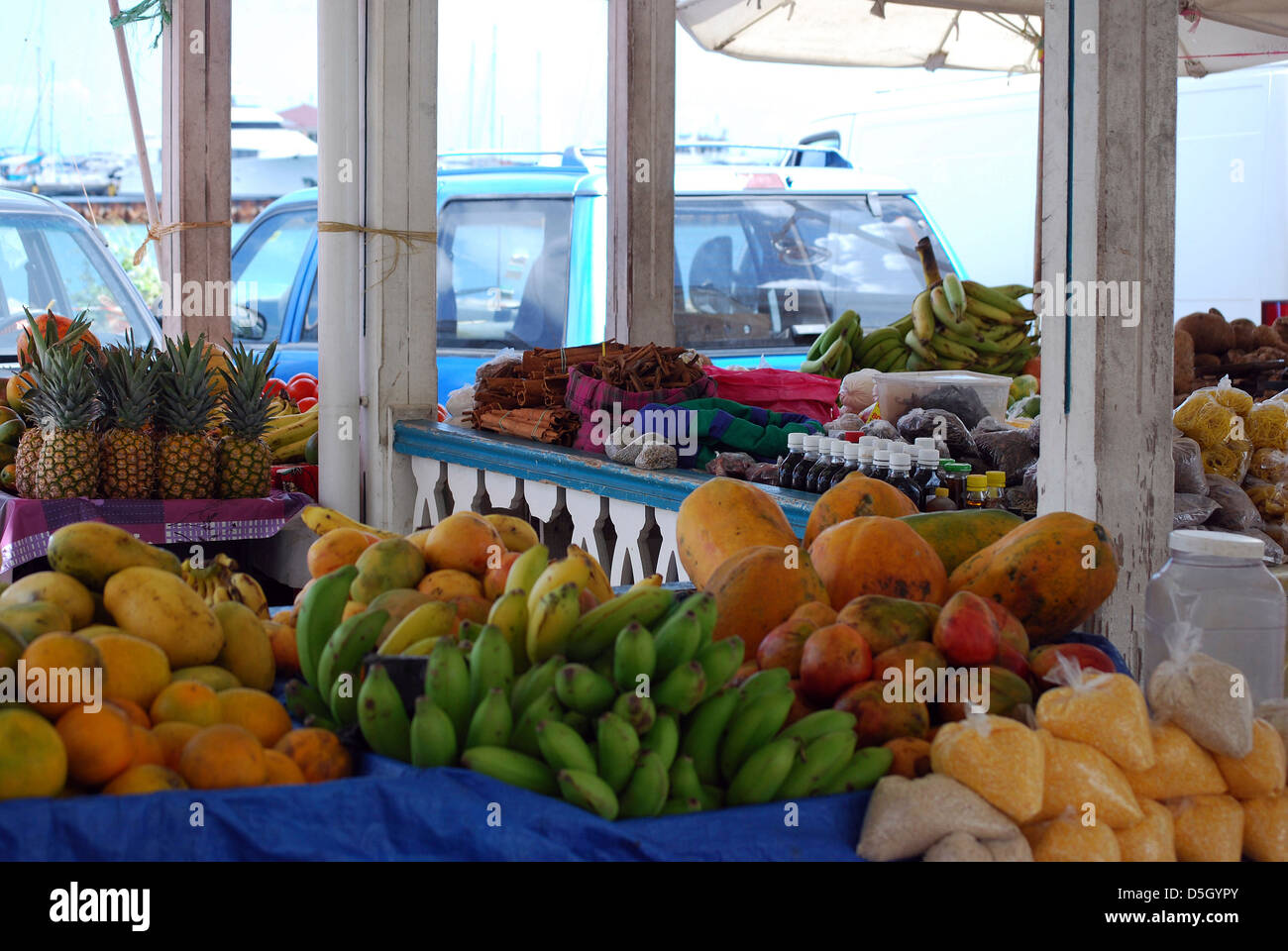 Anbieter in Marigot Markt, Marigot, St. Martin zu produzieren Stockfoto