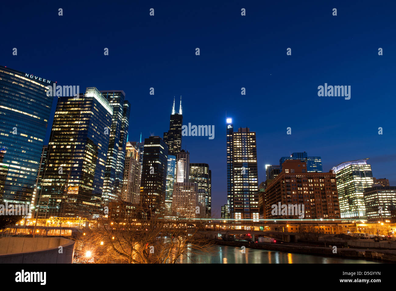 CHICAGO - 28. März: Nachtansicht von Chicago, USA Skyline, einschließlich der Willis Tower und the Boeing Company am 28. März 2013. Stockfoto