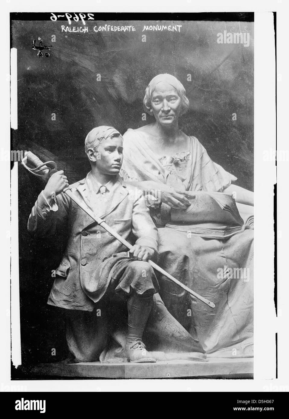 Das Raleigh Confederate Monument in North Carolina erinnert an die Beteiligung des Staates am Bürgerkrieg und ehrt Soldaten der Konföderierten. Es ist ein Beispiel für Gedenkskulpturen aus dem 19. Jahrhundert. Stockfoto