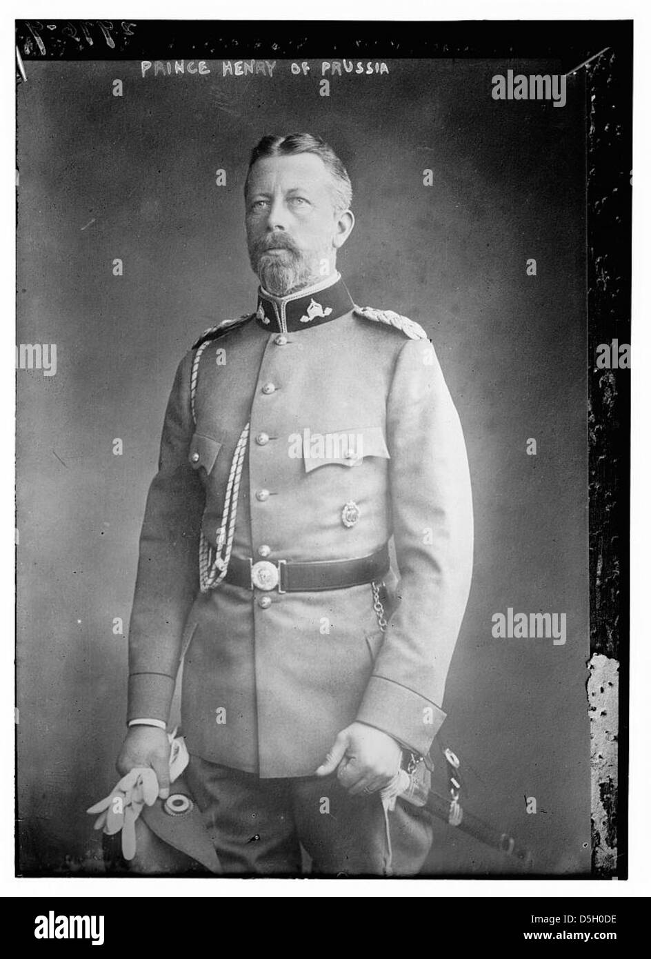 Prinz Heinrich von Preußen ist in diesem formalen Porträt dargestellt. Sein Bild spiegelt die Aristokratie und militärische Führung des preußischen Königshauses Anfang des 20. Jahrhunderts wider. Das Foto fängt sein würdevolles Aussehen ein und zeigt die prominenten Persönlichkeiten des europäischen Adels und ihre Rolle in historischen Ereignissen. Stockfoto