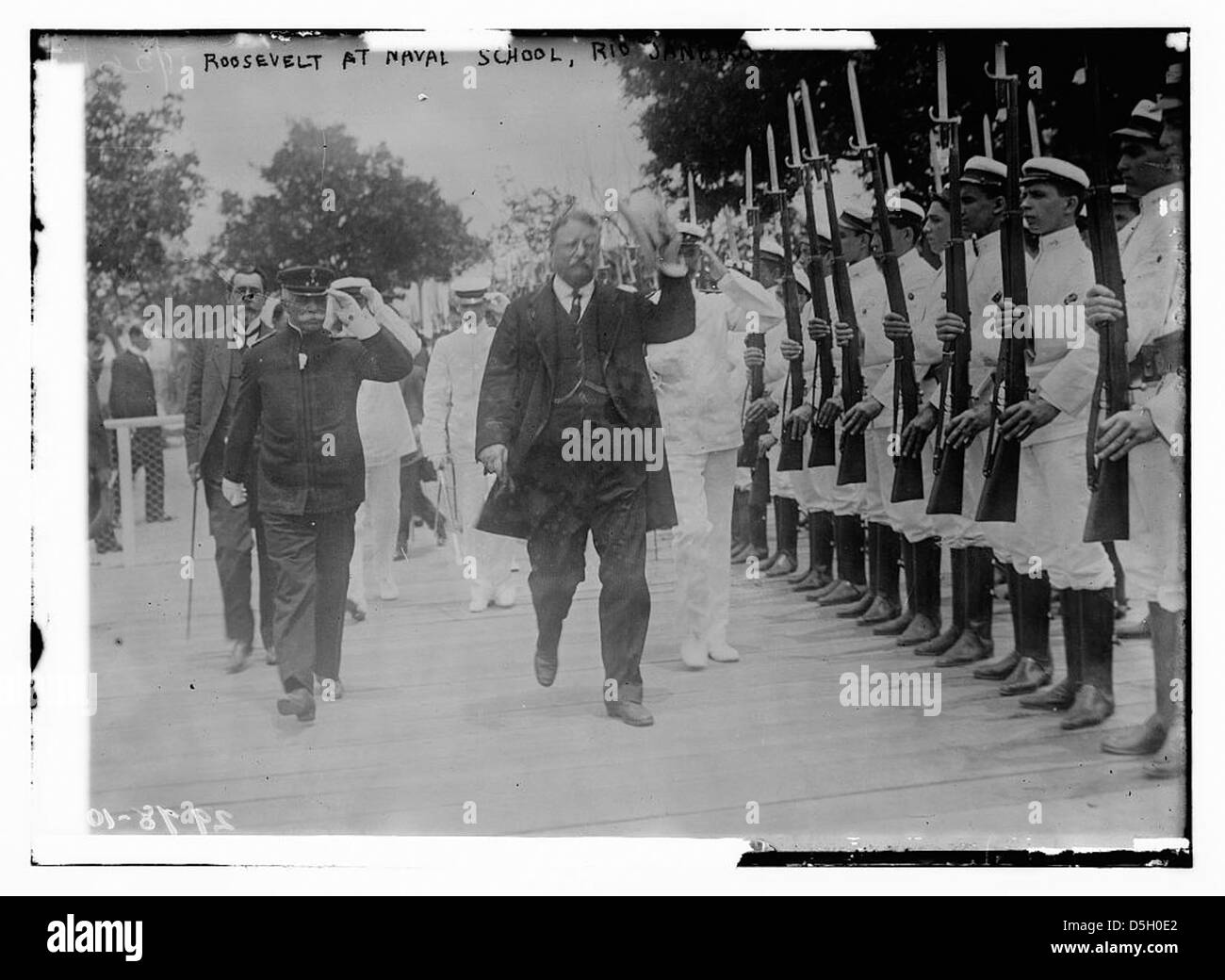 Präsident Franklin D. Roosevelt wird in einer Marineschule in Rio de Janeiro gezeigt. Dieses Foto fängt einen Moment während Roosevelts Besuch in Brasilien ein und spiegelt seine diplomatischen und militärischen Interessen während seiner Präsidentschaft wider. Stockfoto