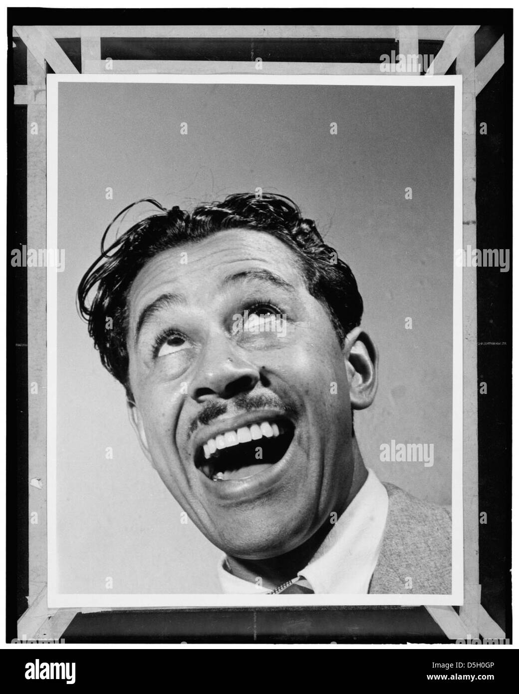 Ein Porträt des Jazzmusikers Cab Calloway, aufgenommen um Januar 1947 in New York. Calloway ist bekannt für seine Big-Band-Führung und seinen Einfluss auf den Jazz und wird in einer klassischen Pose dargestellt. Stockfoto