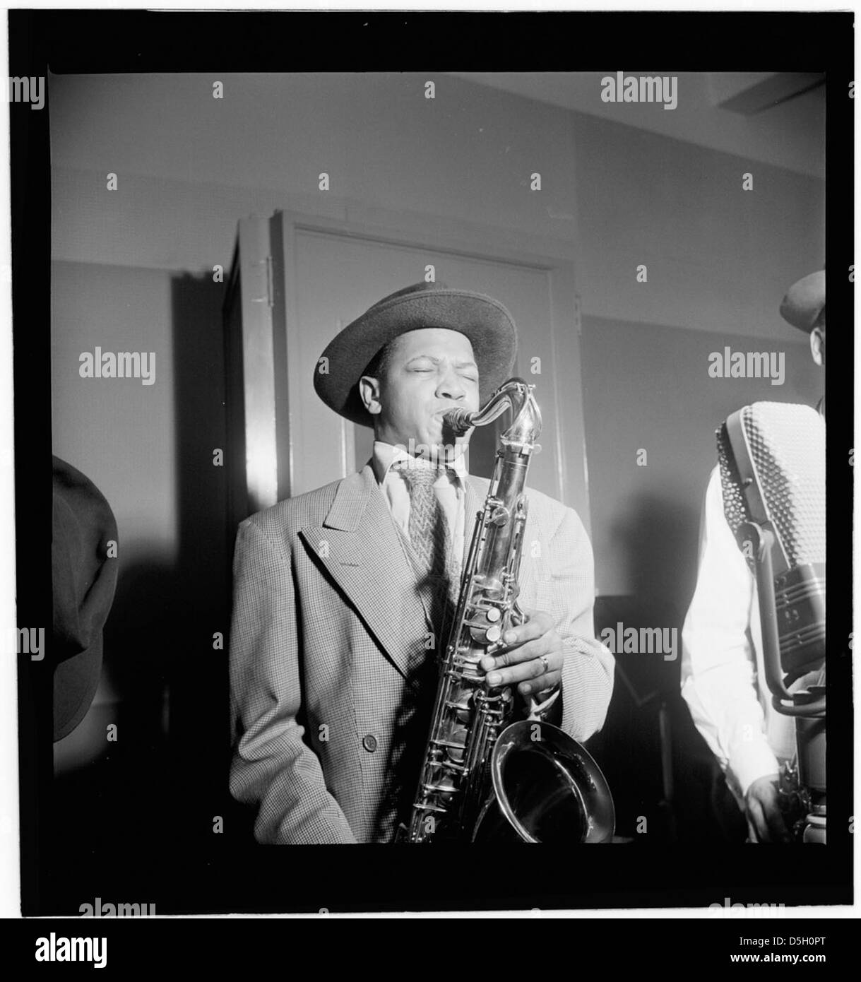 Ein Porträt des Jazzsaxophonisten Illinois Jacquet, aufgenommen um Mai 1947 in New York. Jacquet ist bekannt für seine Beiträge zur Entwicklung von Bebop- und Swing-Musik. Stockfoto