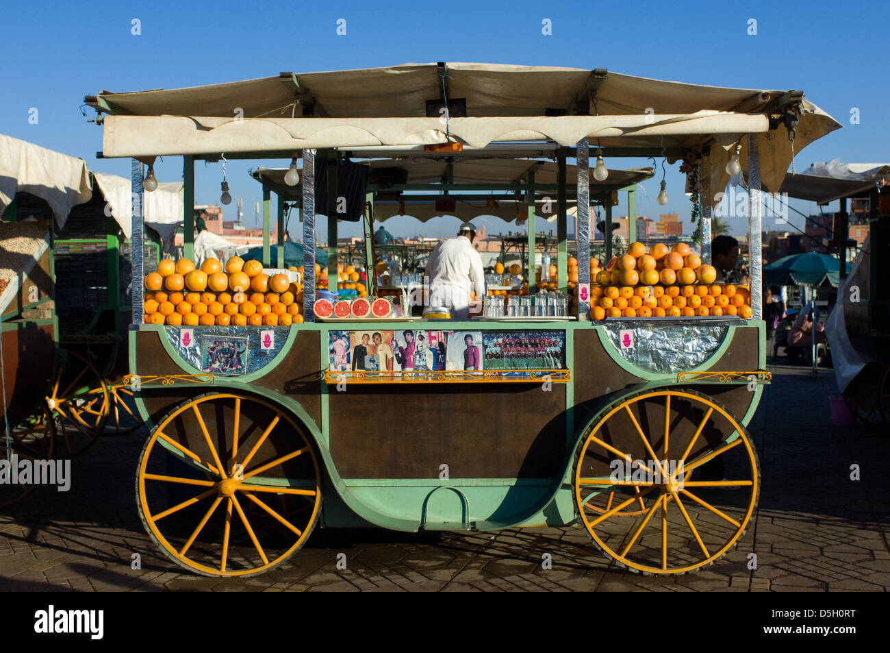 Warenkorb Verkauf von frisch gepressten Orangensaft in der Djemaa el-Fna Platz in Marrakesch, Marokko Stockfoto